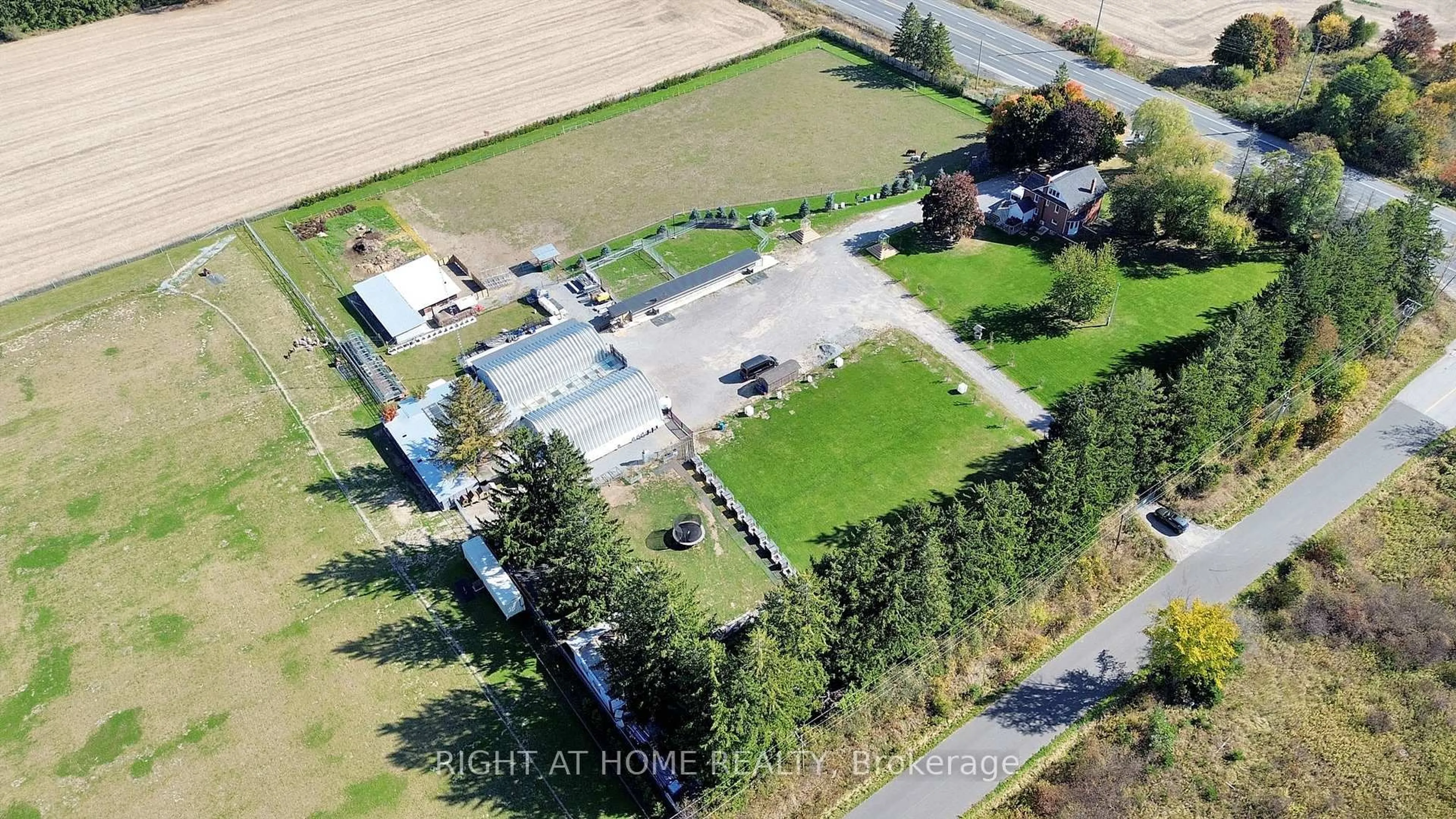 A pic from outside/outdoor area/front of a property/back of a property/a pic from drone, street for 680 Winchester Rd, Whitby Ontario L1M 1V2