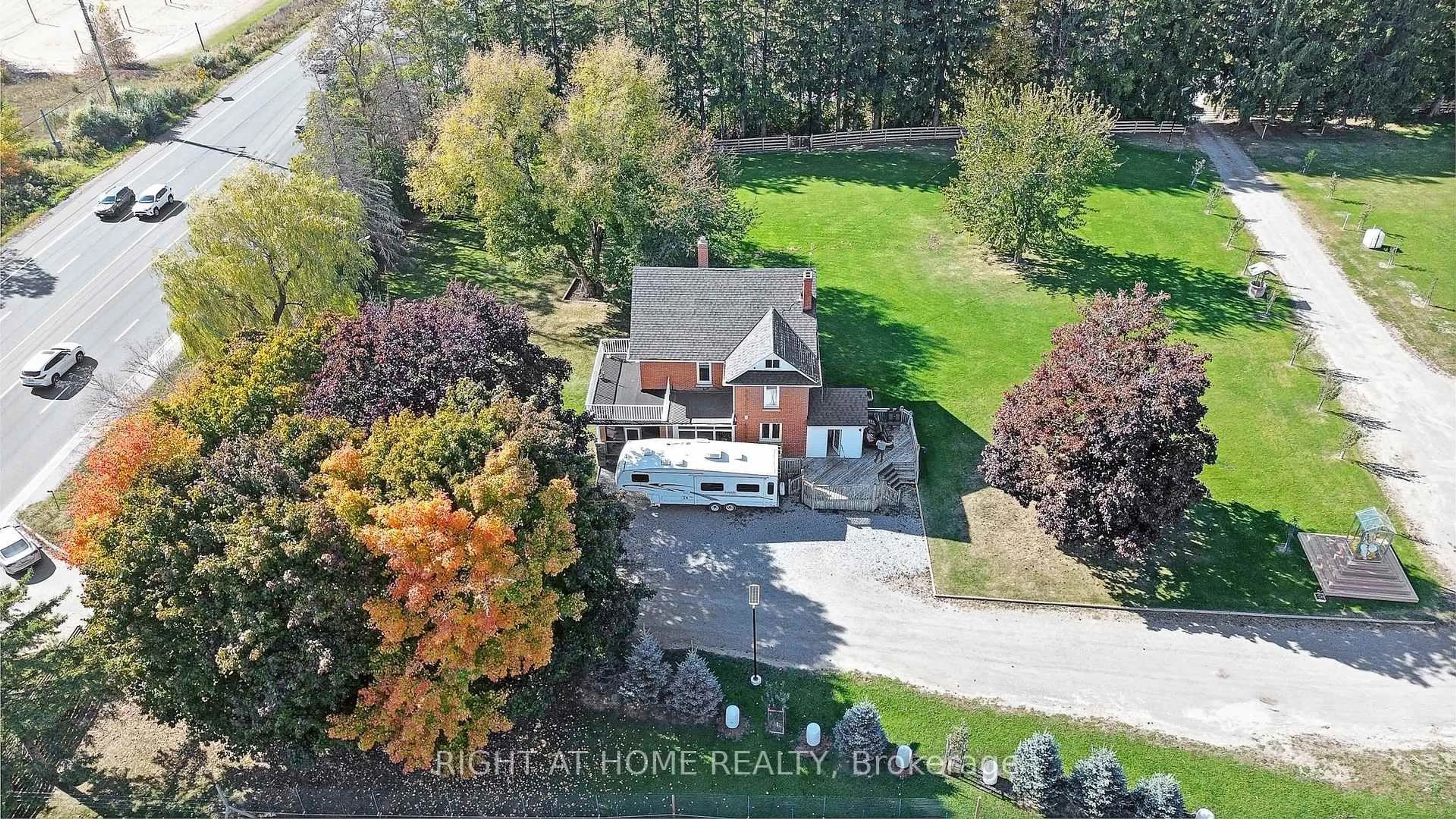 A pic from outside/outdoor area/front of a property/back of a property/a pic from drone, street for 680 Winchester Rd, Whitby Ontario L1M 1V2