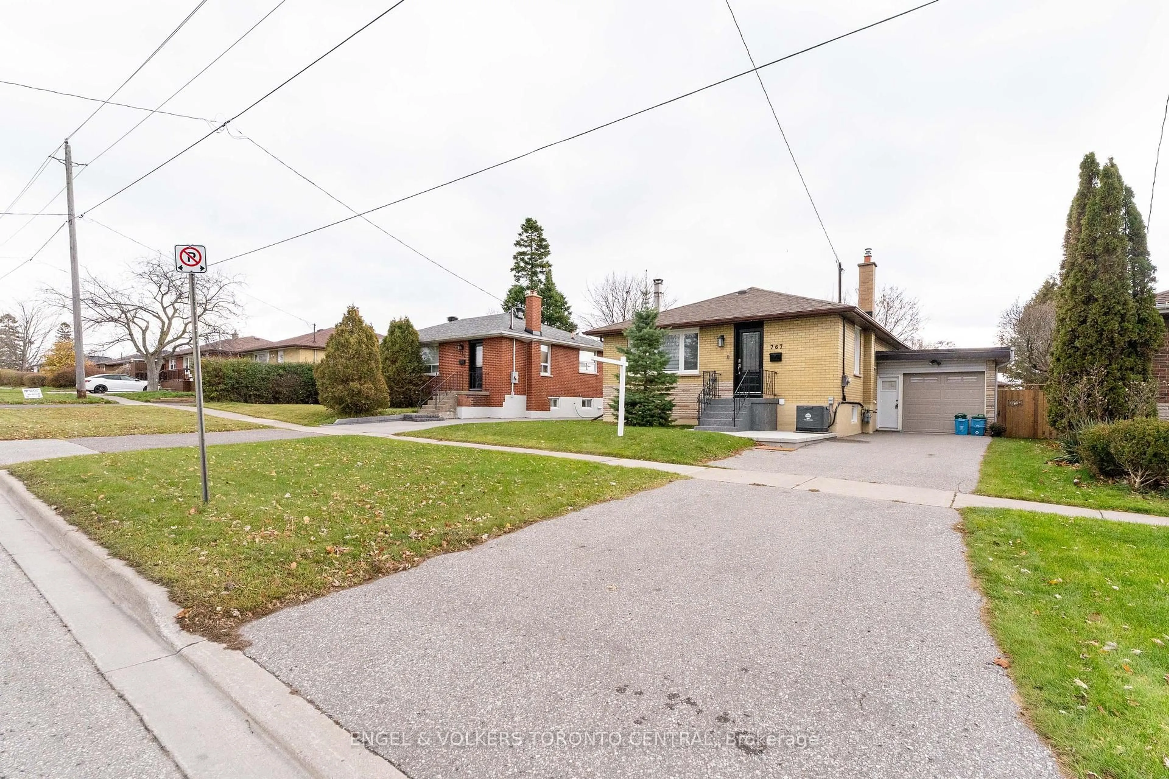 A pic from outside/outdoor area/front of a property/back of a property/a pic from drone, street for 767 Phillip Murray Ave, Oshawa Ontario L1J 1J2