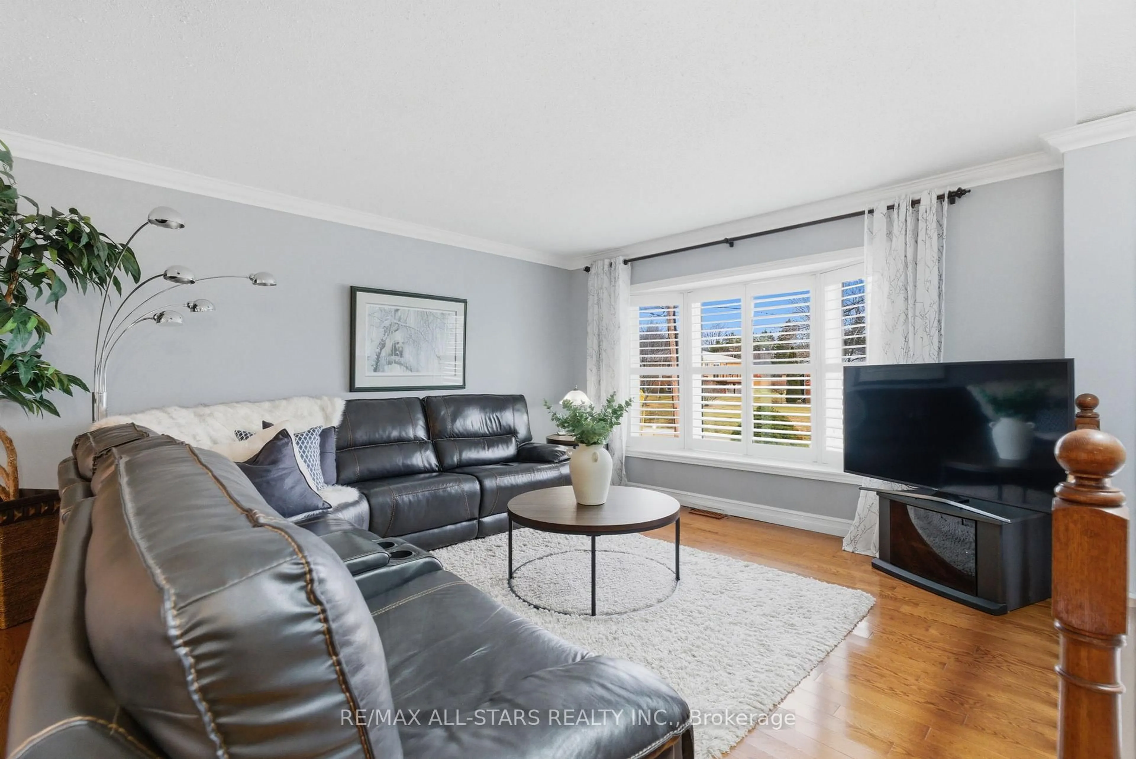 Living room with furniture, unknown for 2 Pearl Dr, Scugog Ontario L0C 1B0