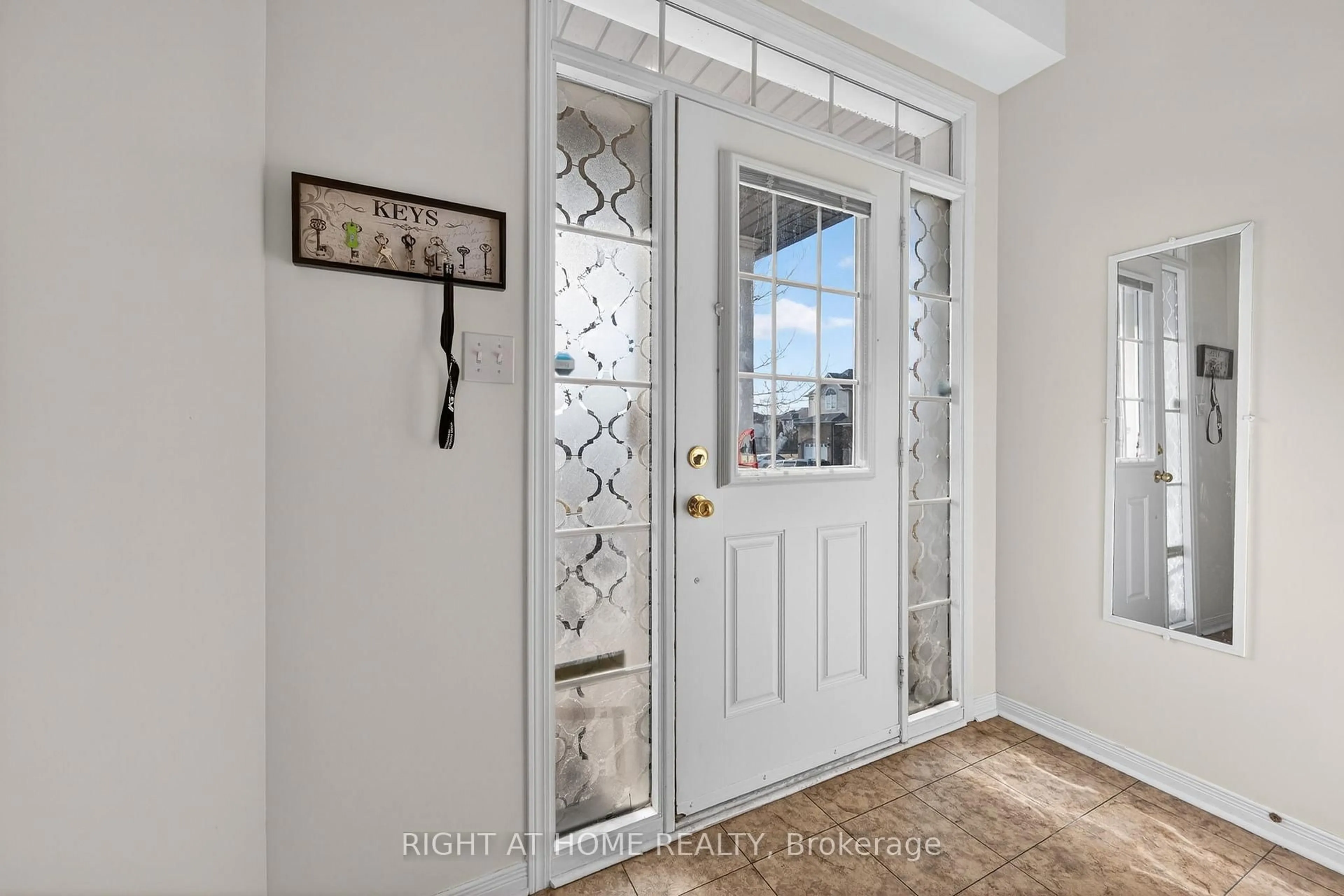 Indoor entryway for 1070 Glenbourne Dr #12, Oshawa Ontario L1K 0L1