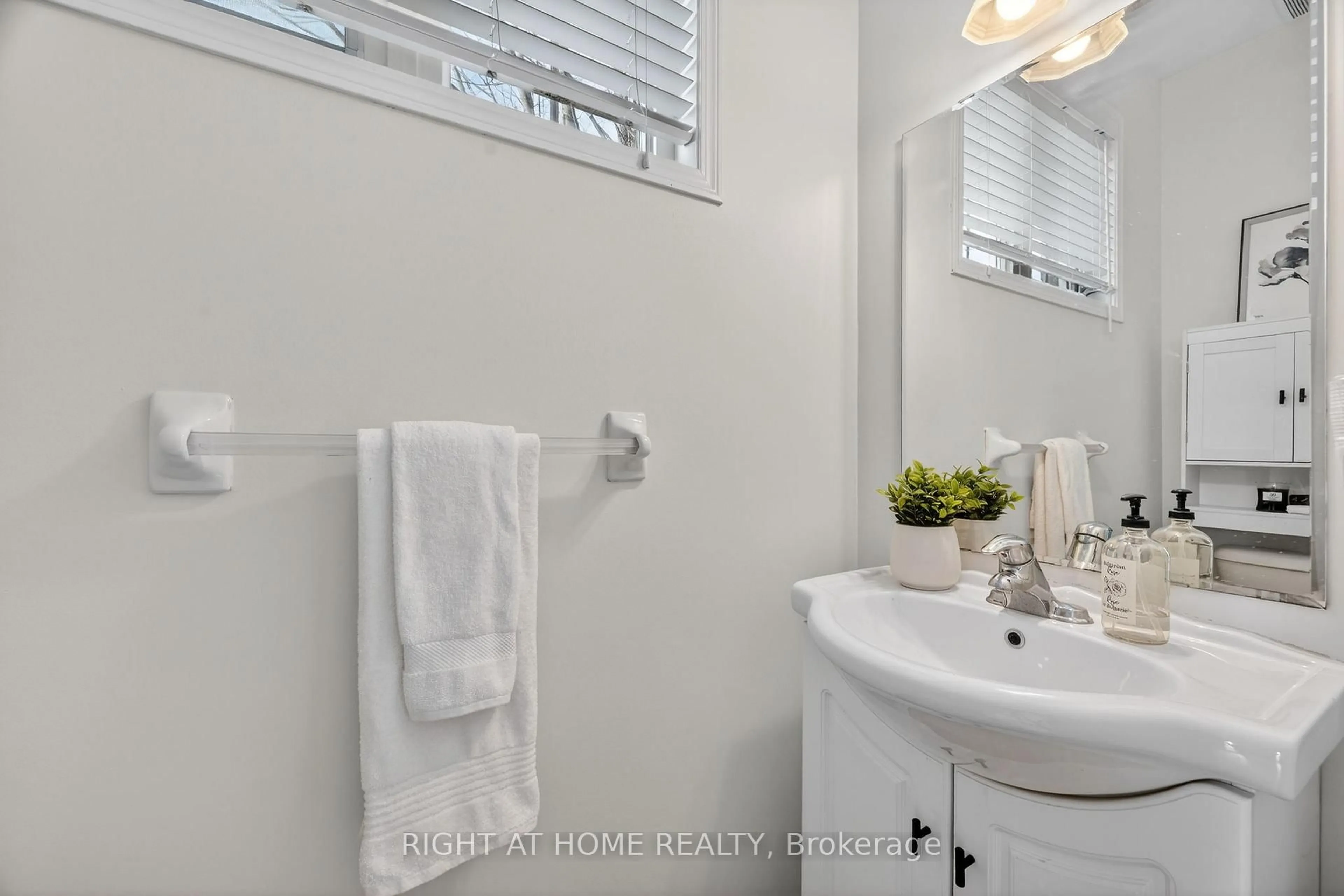 Standard bathroom, ceramic/tile floor for 1070 Glenbourne Dr #12, Oshawa Ontario L1K 0L1