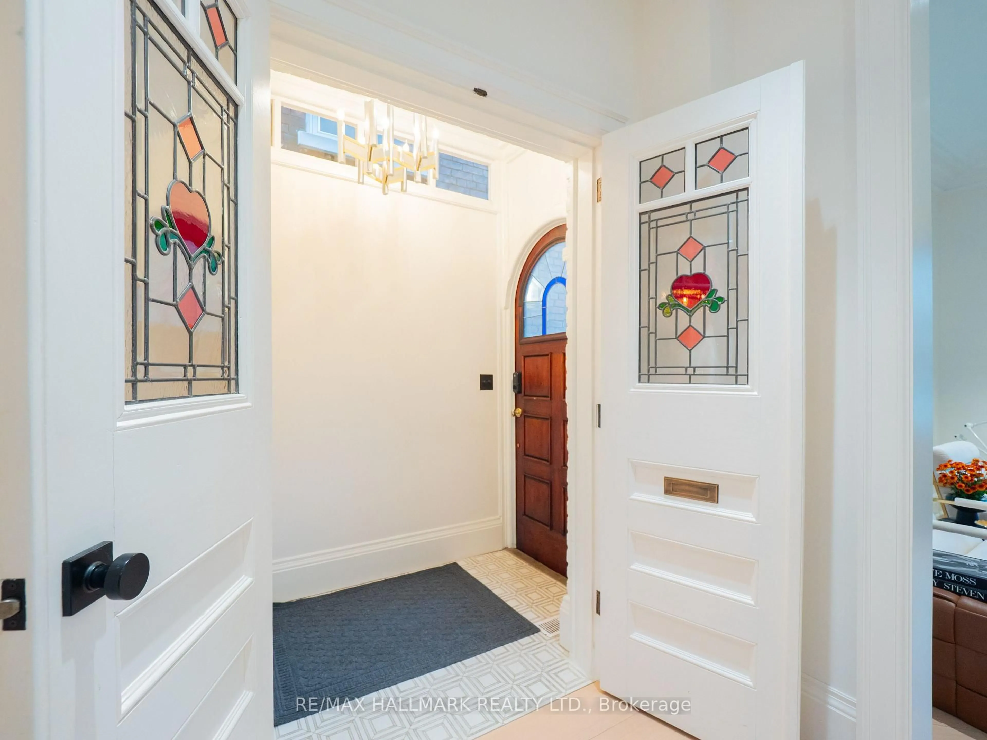 Indoor entryway for 21 Simpson Ave, Toronto Ontario M4K 1A1