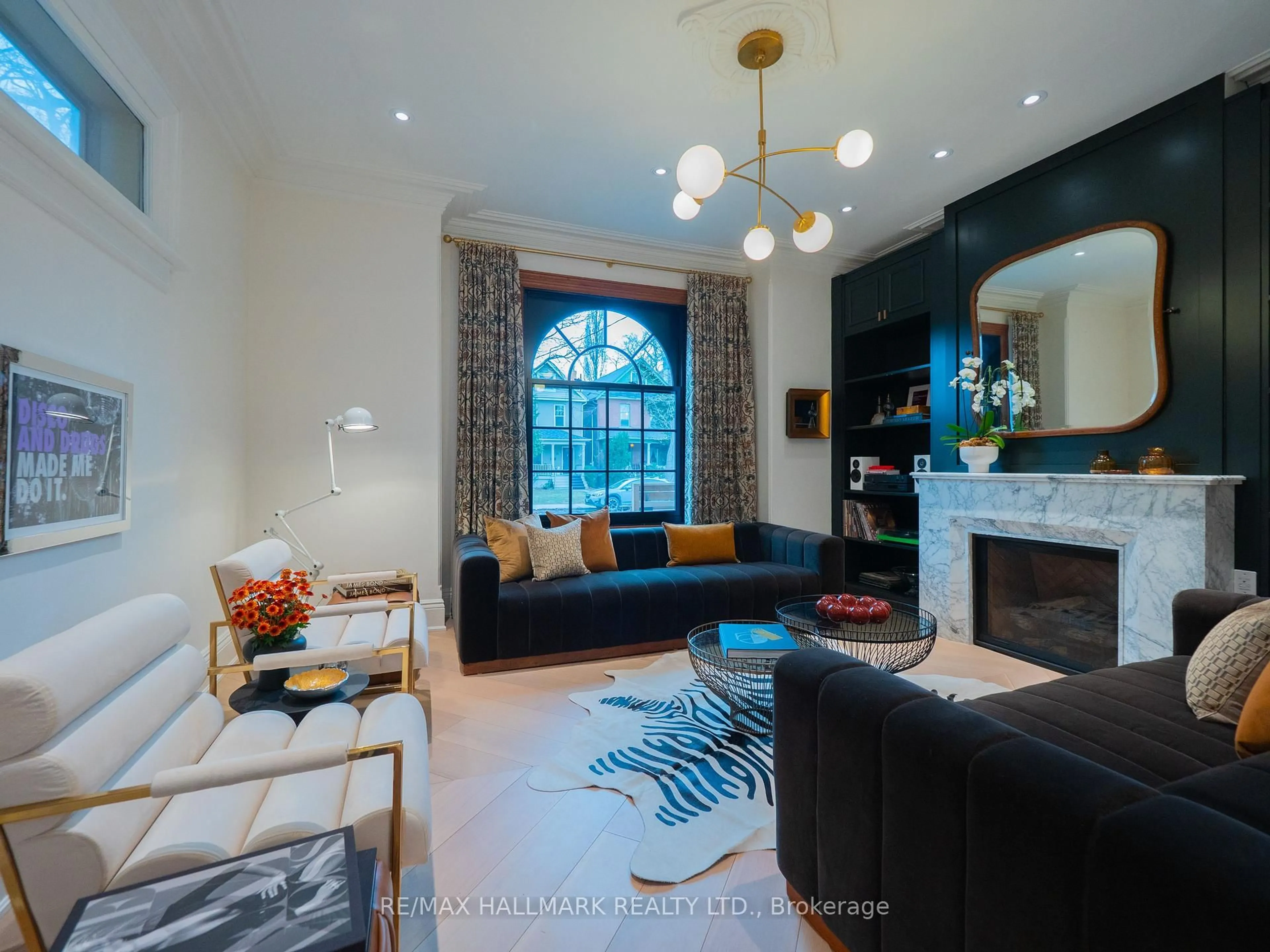 Living room with furniture, unknown for 21 Simpson Ave, Toronto Ontario M4K 1A1