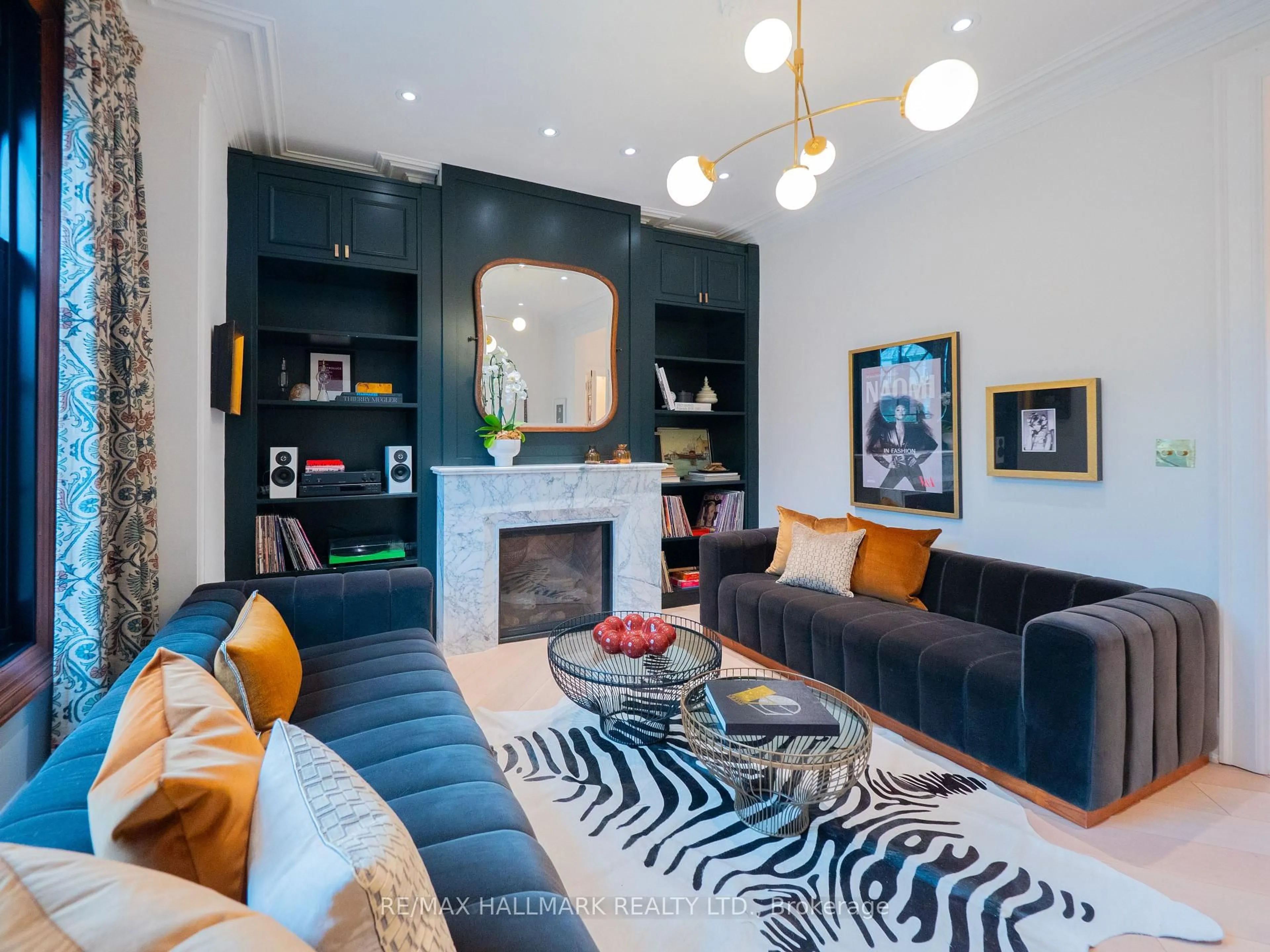 Living room with furniture, unknown for 21 Simpson Ave, Toronto Ontario M4K 1A1