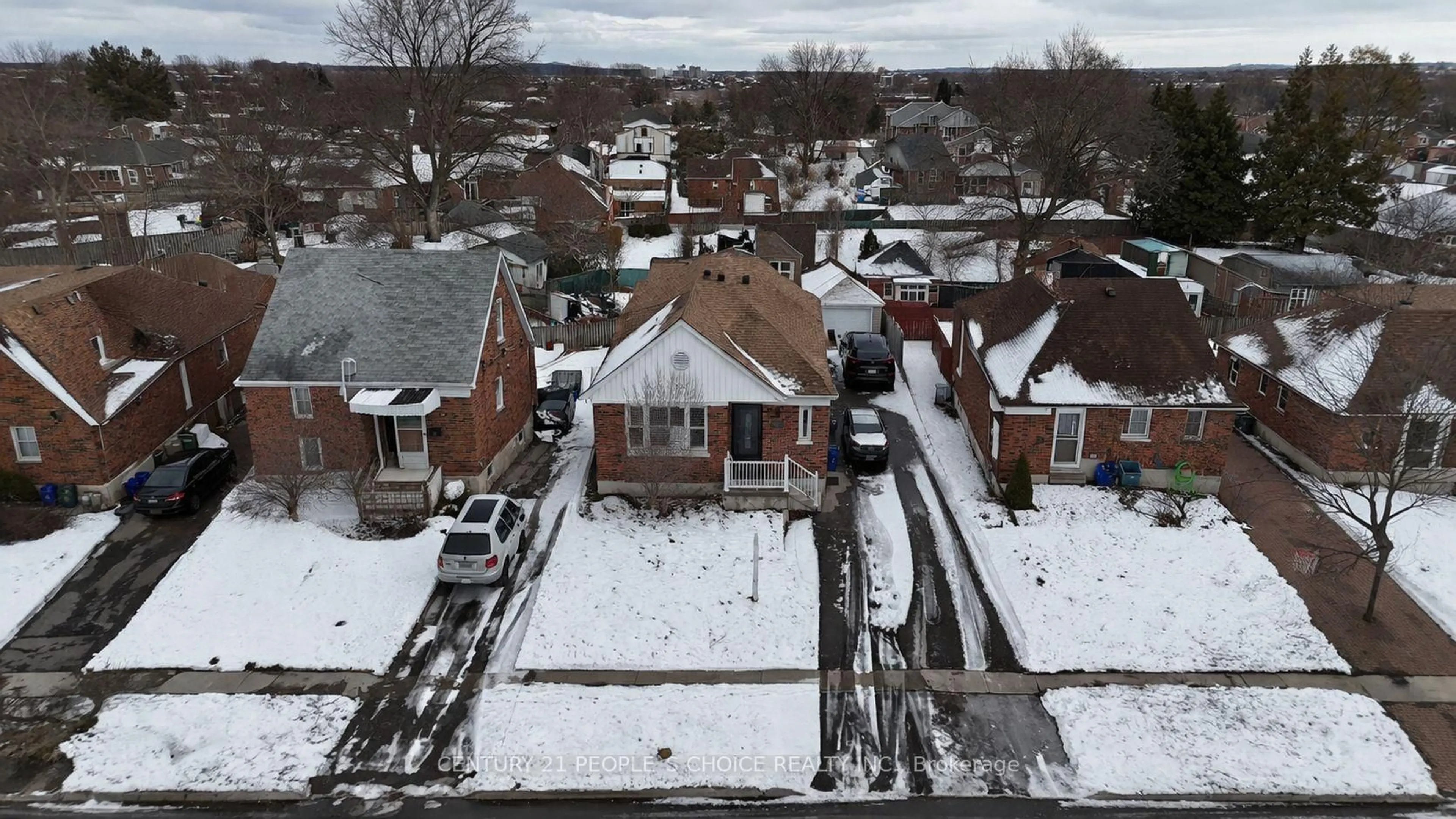 A pic from outside/outdoor area/front of a property/back of a property/a pic from drone, street for 67 Highland Ave, Oshawa Ontario L1H 6A4