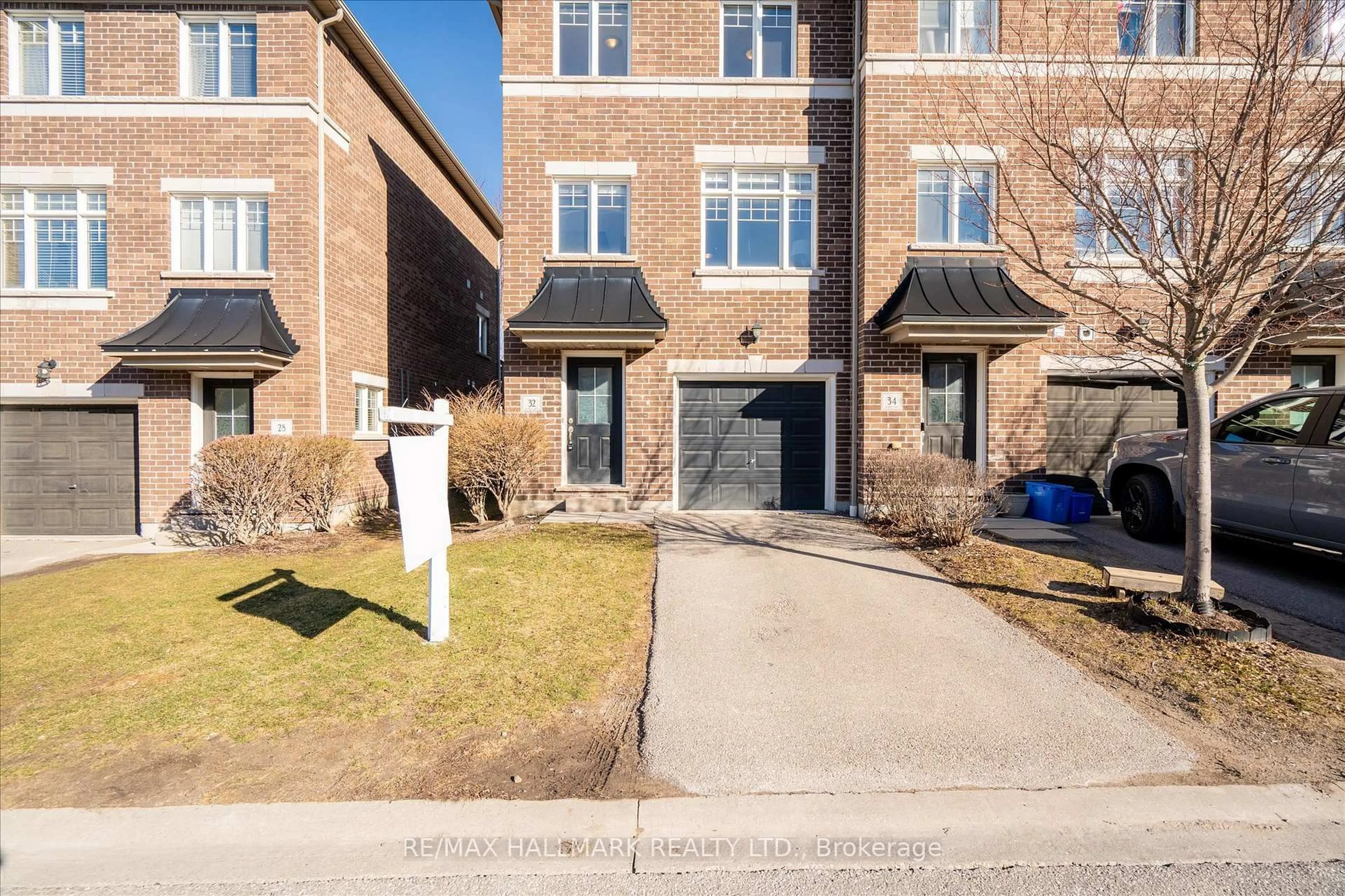 A pic from outside/outdoor area/front of a property/back of a property/a pic from drone, street for 32 Katerson Lane, Clarington Ontario L1E 0E9
