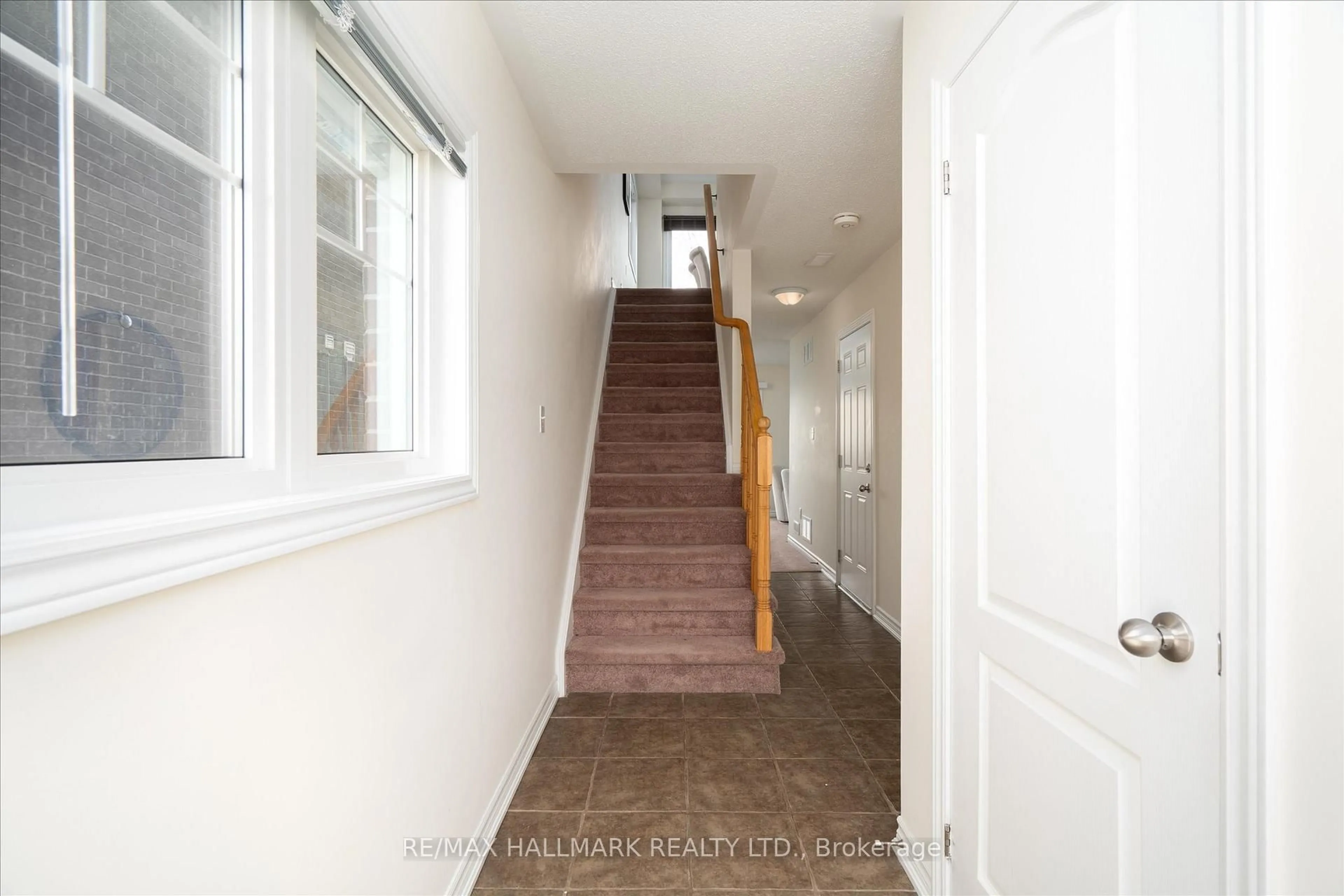 Indoor foyer for 32 Katerson Lane, Clarington Ontario L1E 0E9