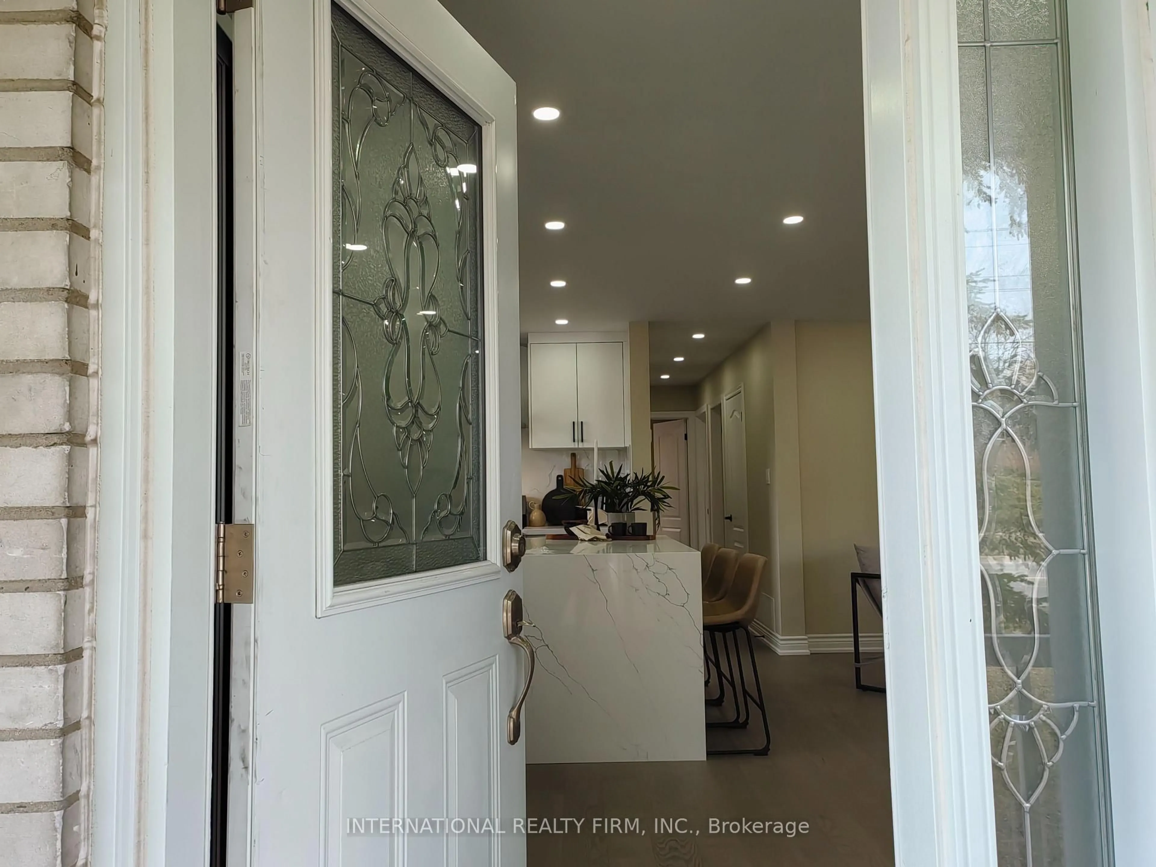 Indoor entryway for 463 Rossland Rd, Oshawa Ontario L1G 2X3