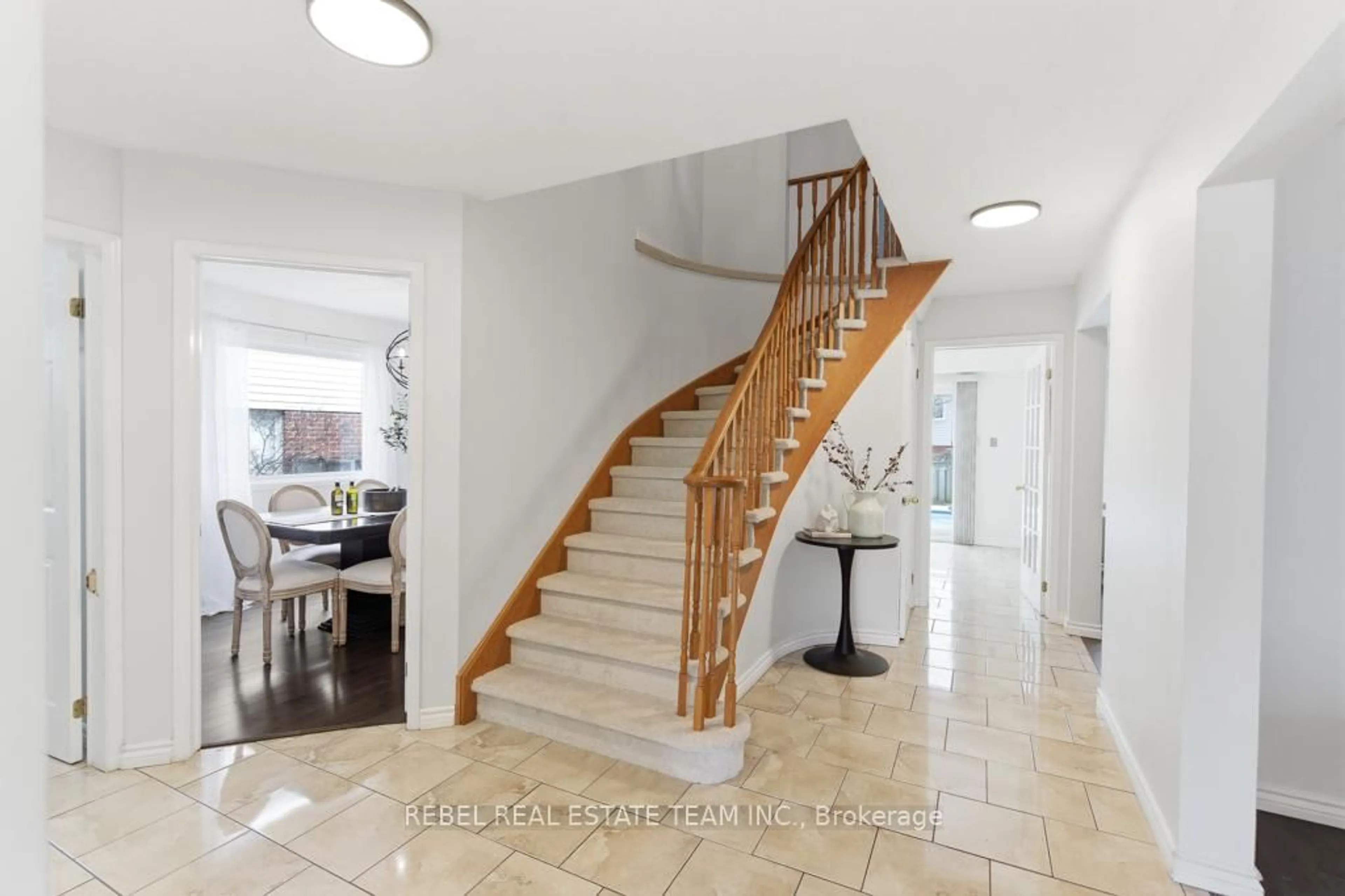 Indoor foyer for 62 Ennisclare Pl, Whitby Ontario L1R 1S1