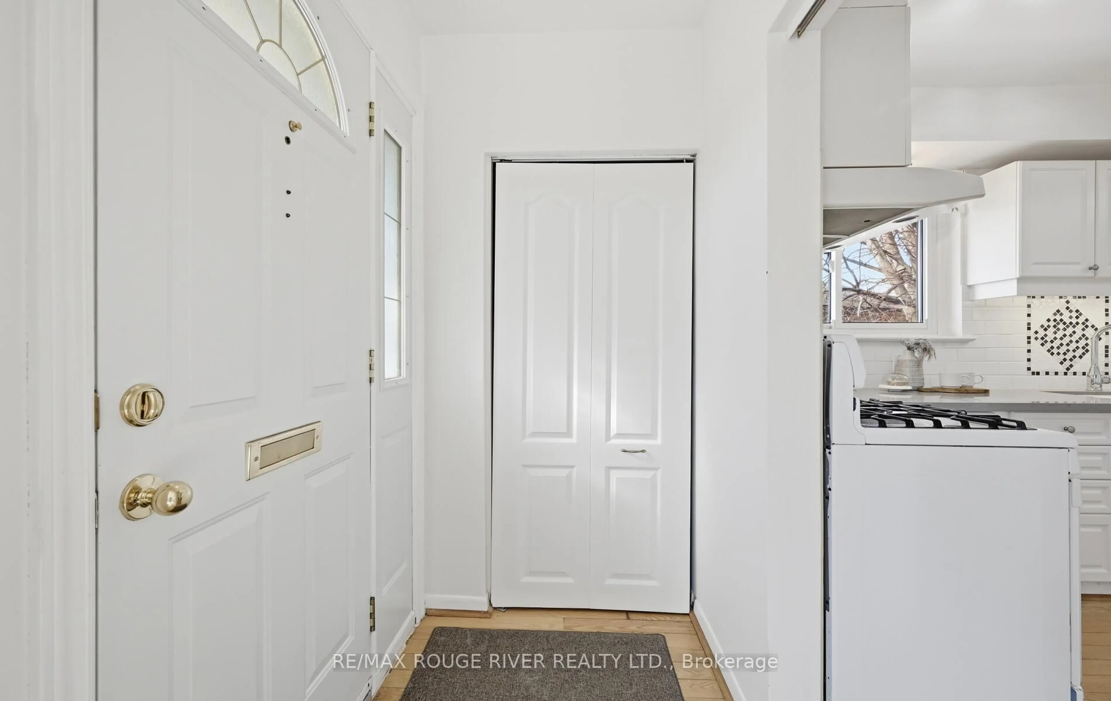 Indoor entryway for 114 Rochman Blvd, Toronto Ontario M1H 1S2