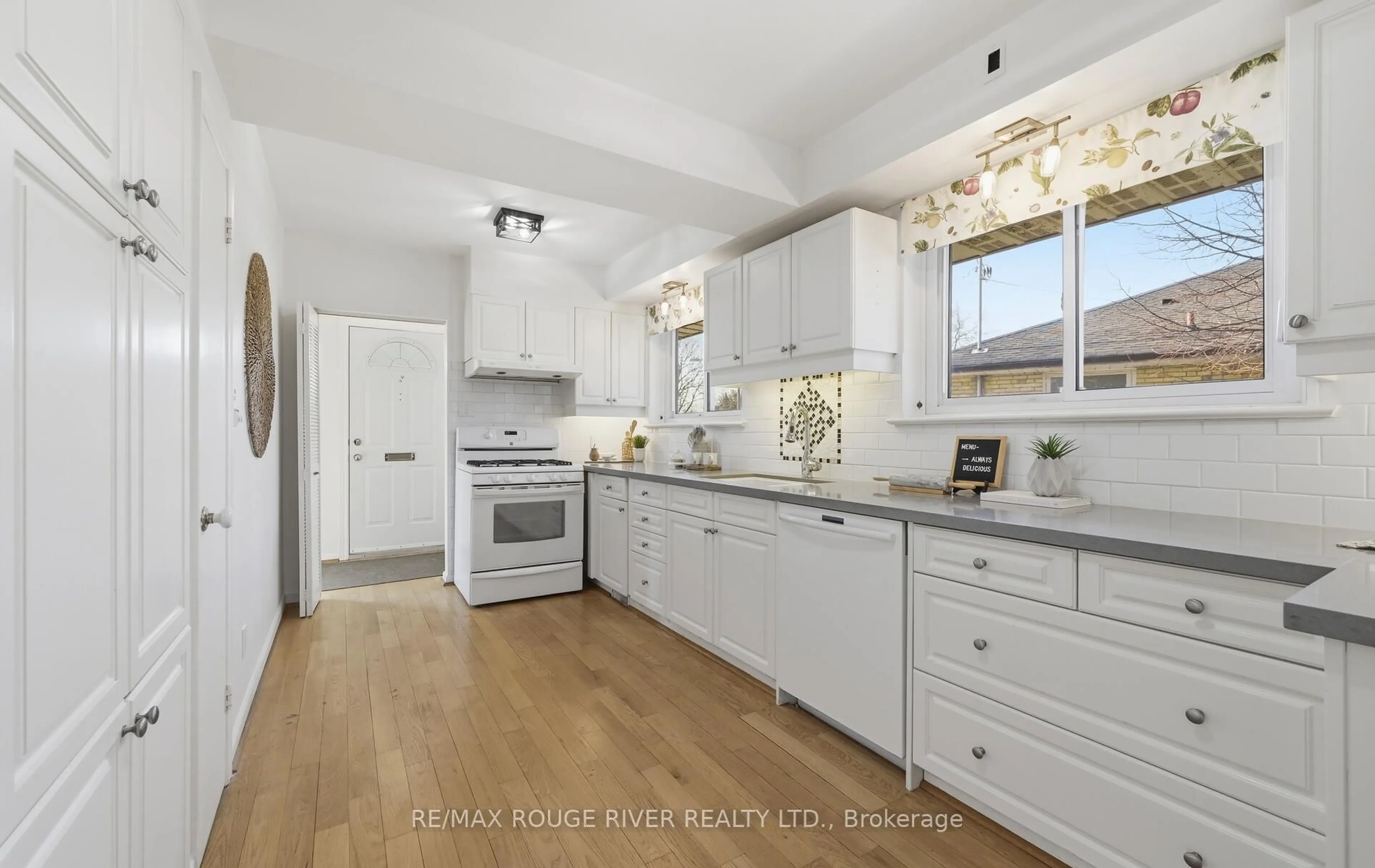 Open concept kitchen, ceramic/tile floor for 114 Rochman Blvd, Toronto Ontario M1H 1S2