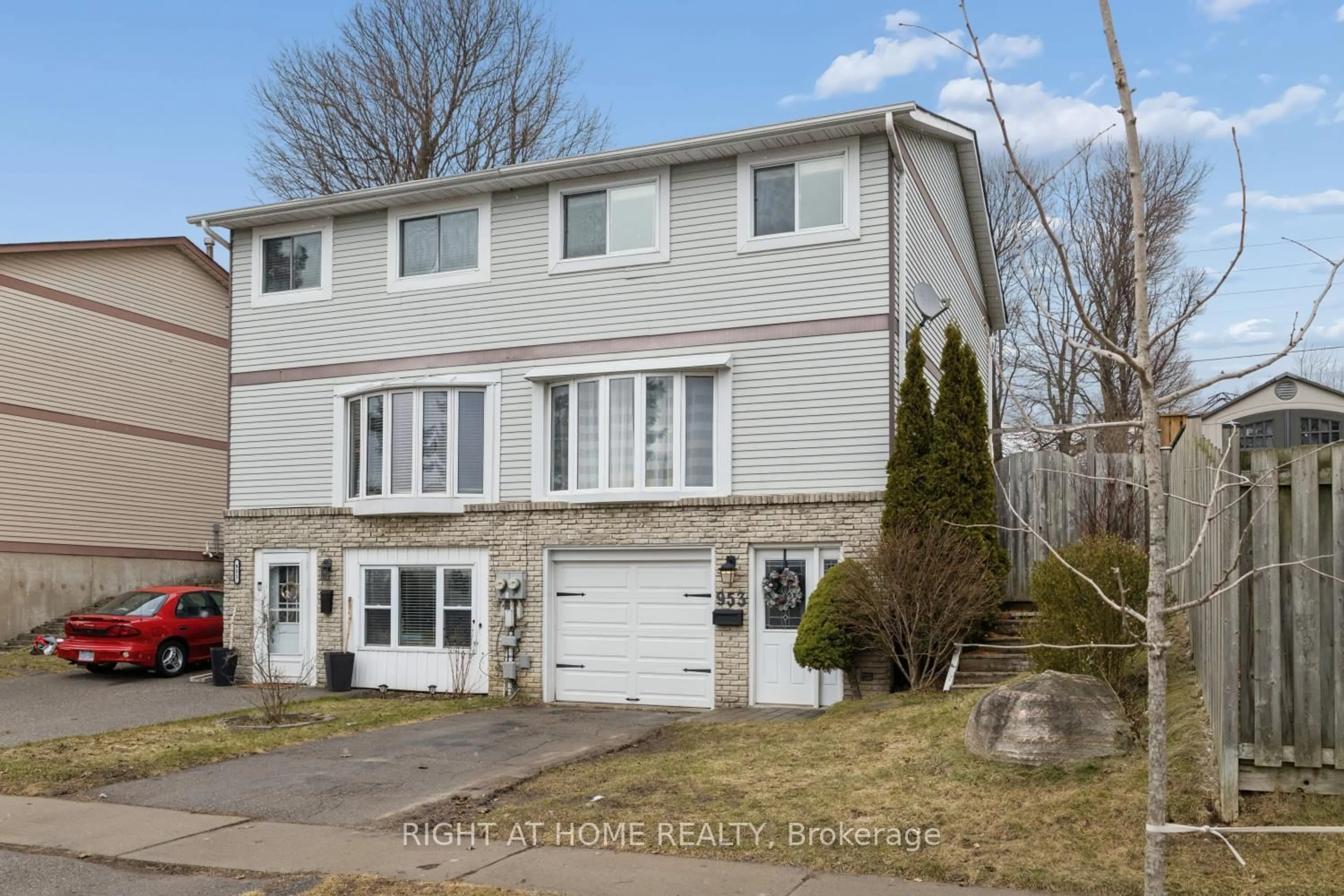 Home with vinyl exterior material, street for 953 Southridge St, Oshawa Ontario L1H 8A4