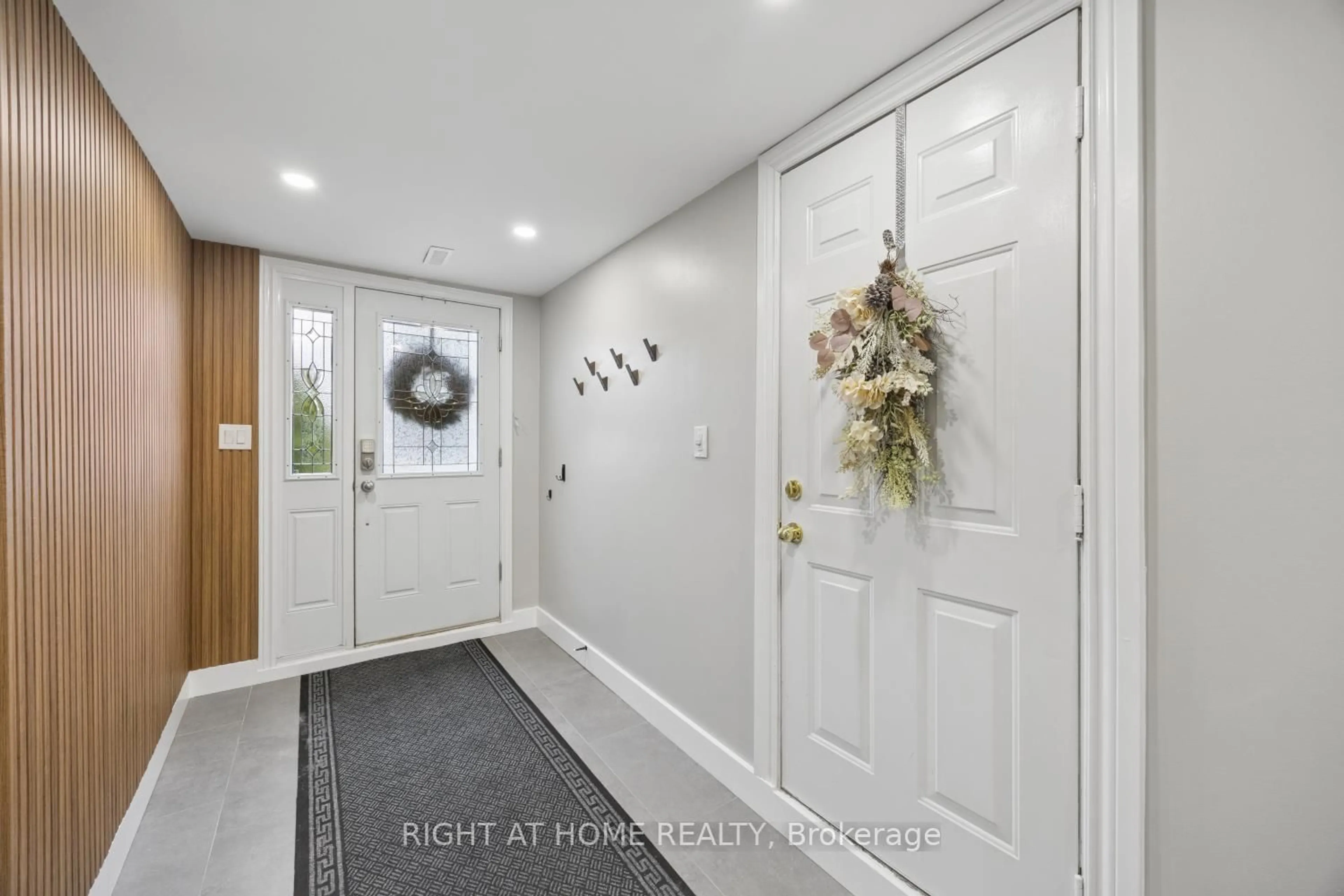 Indoor entryway for 953 Southridge St, Oshawa Ontario L1H 8A4