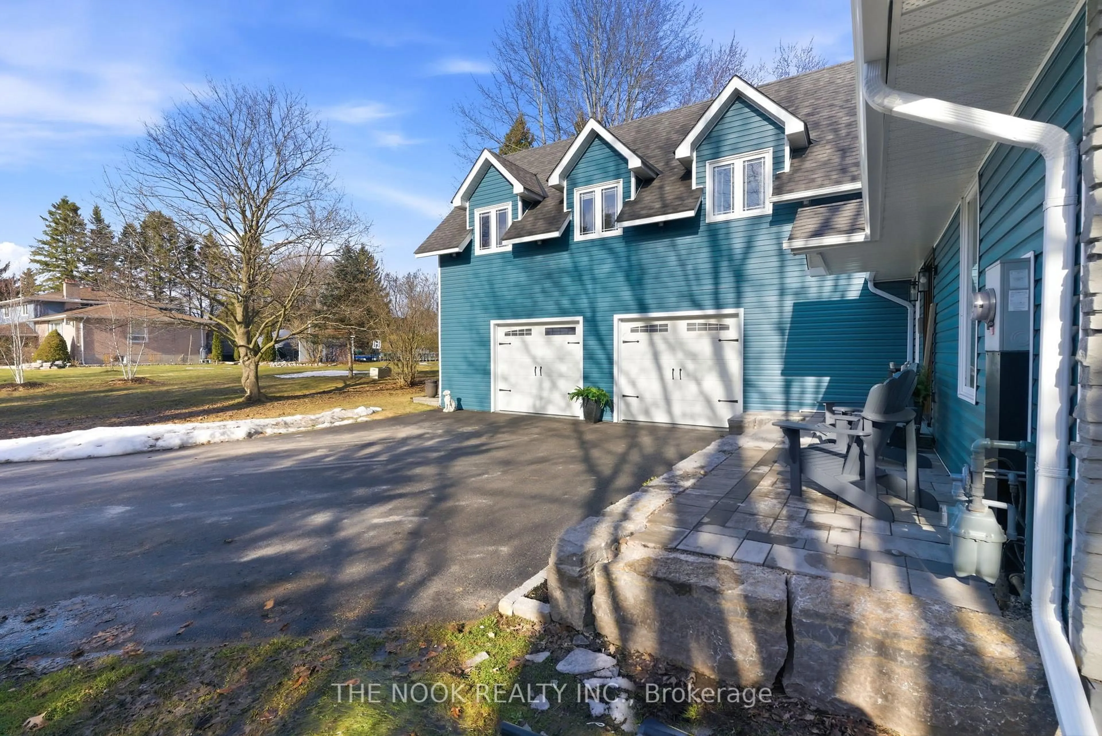 A pic from outside/outdoor area/front of a property/back of a property/a pic from drone, street for 15 Hillside Dr, Clarington Ontario L0B 1J0