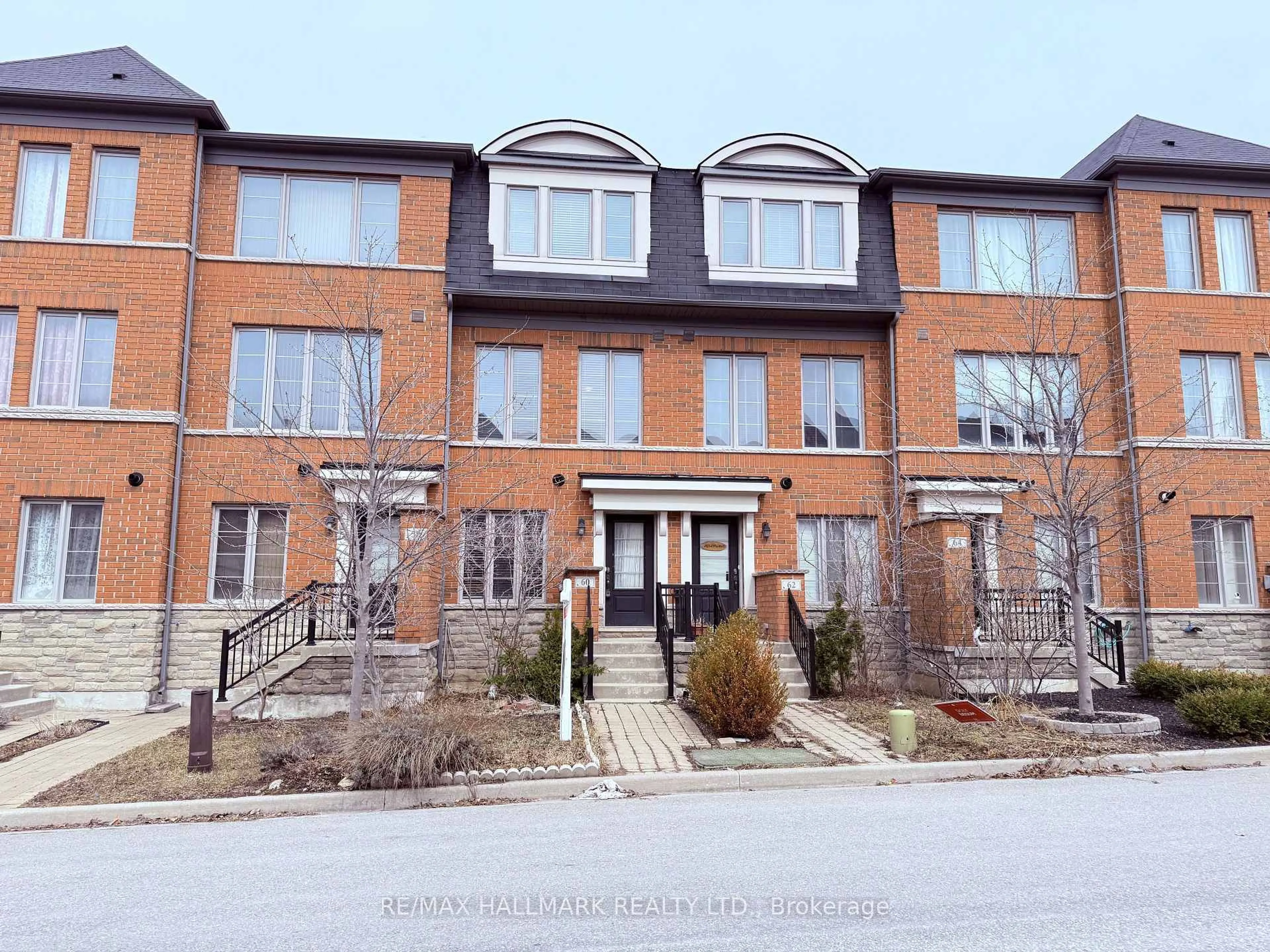 A pic from outside/outdoor area/front of a property/back of a property/a pic from drone, street for 60 Belanger Cres, Toronto Ontario M1L 0H3
