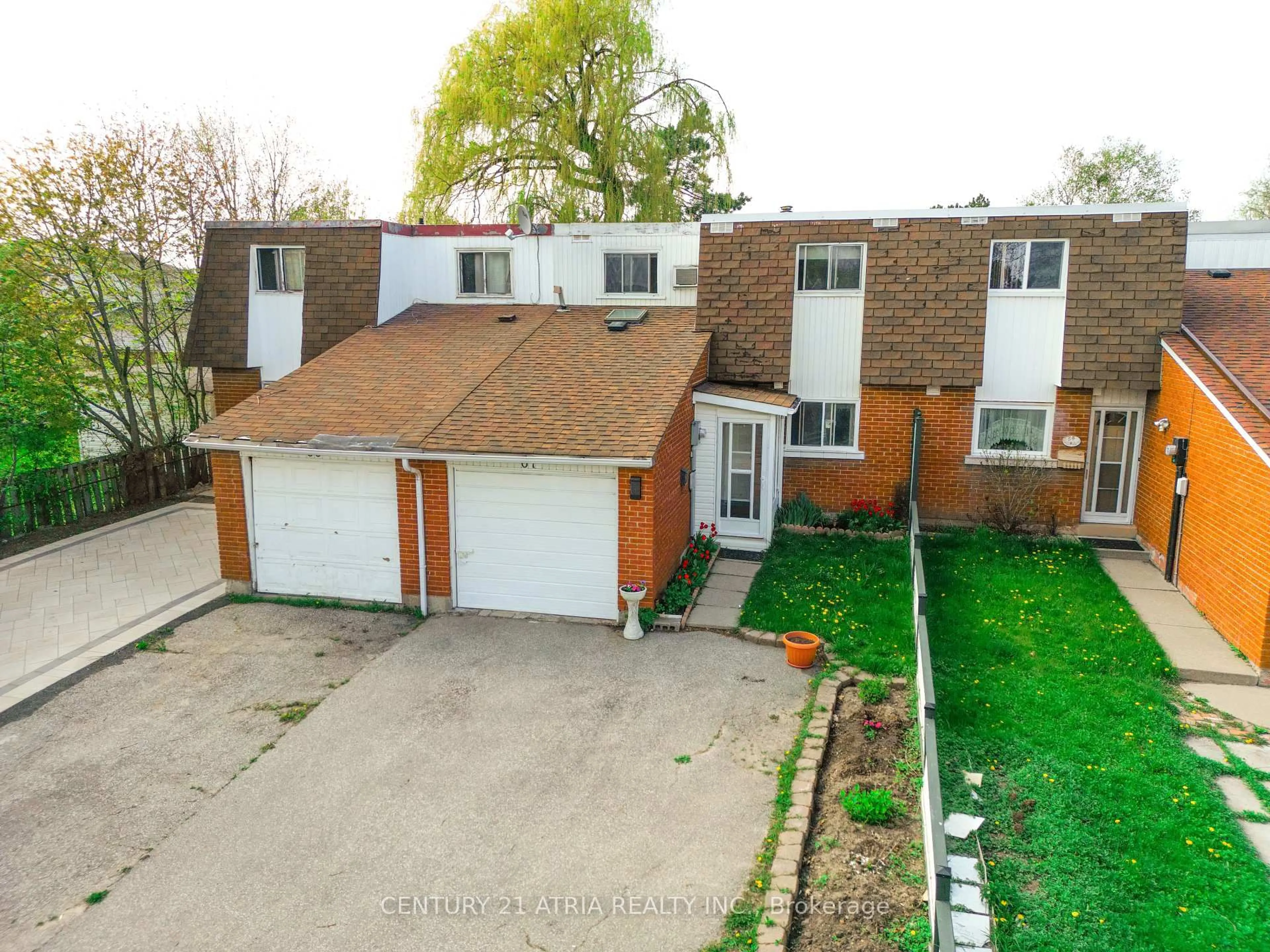 A pic from outside/outdoor area/front of a property/back of a property/a pic from drone, street for 61 Wiggens Crt, Toronto Ontario M1B 1K3