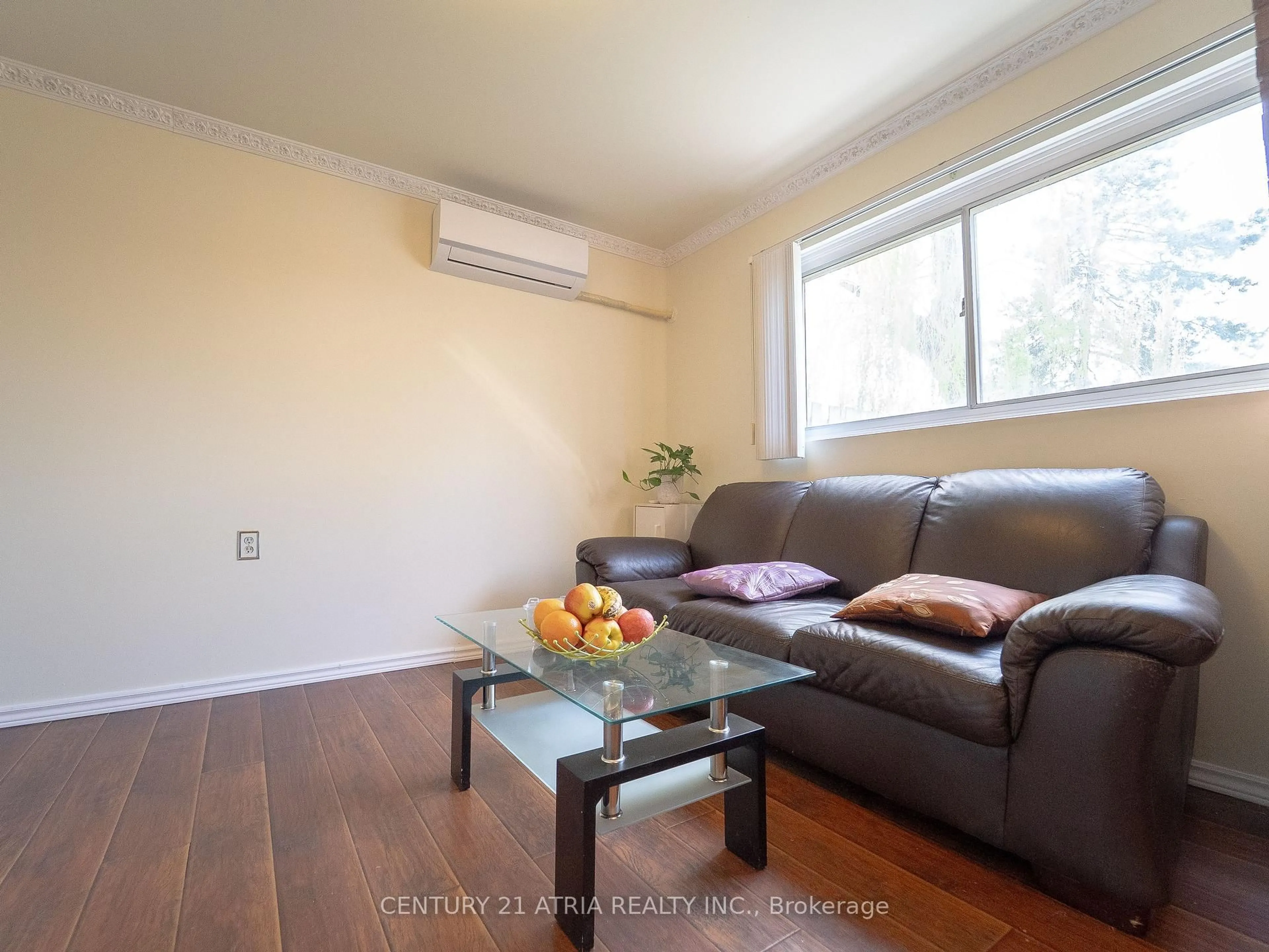 Living room with furniture, wood/laminate floor for 61 Wiggens Crt, Toronto Ontario M1B 1K3