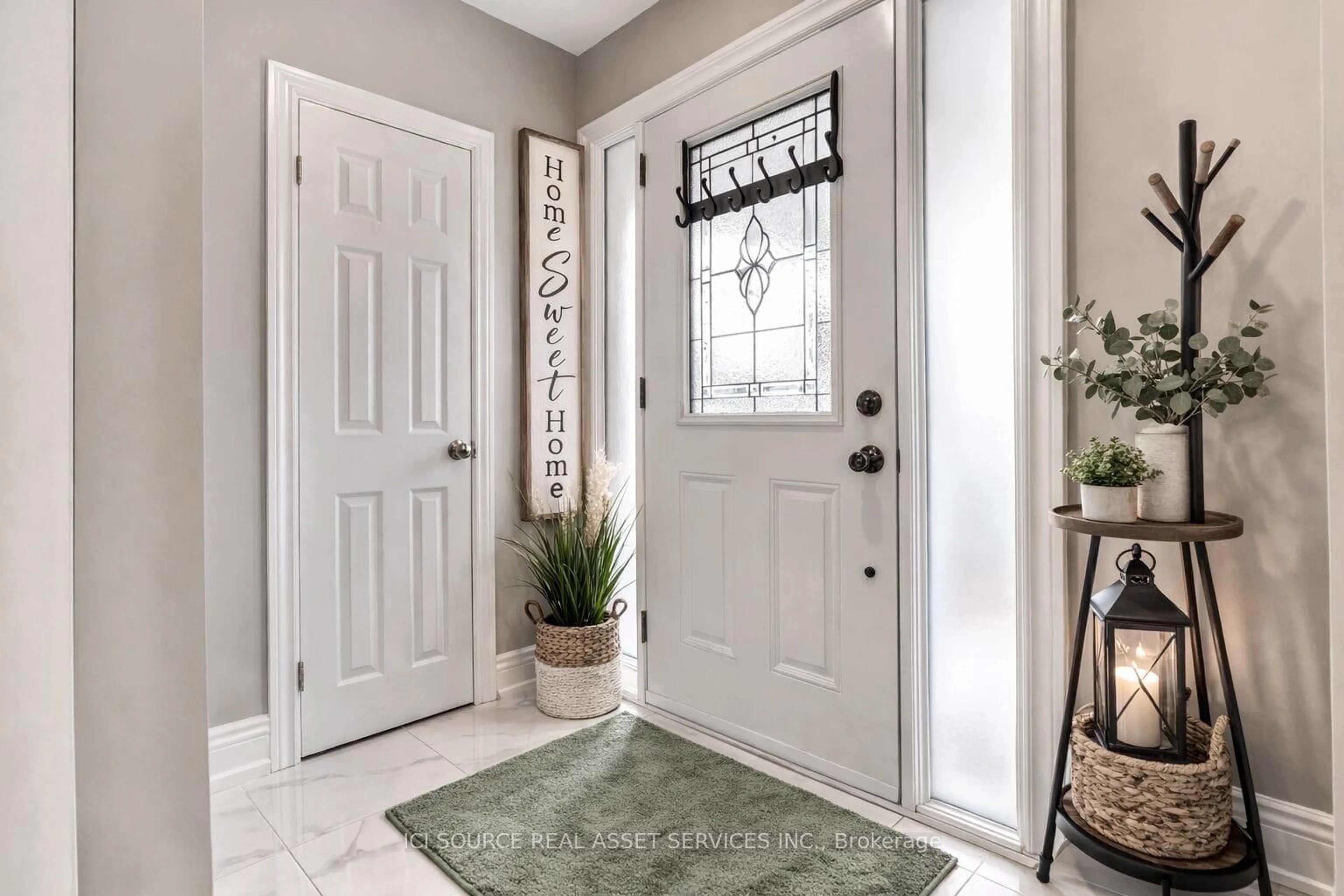 Indoor entryway for 41 Wishing Well Dr, Toronto Ontario M1T 1H9