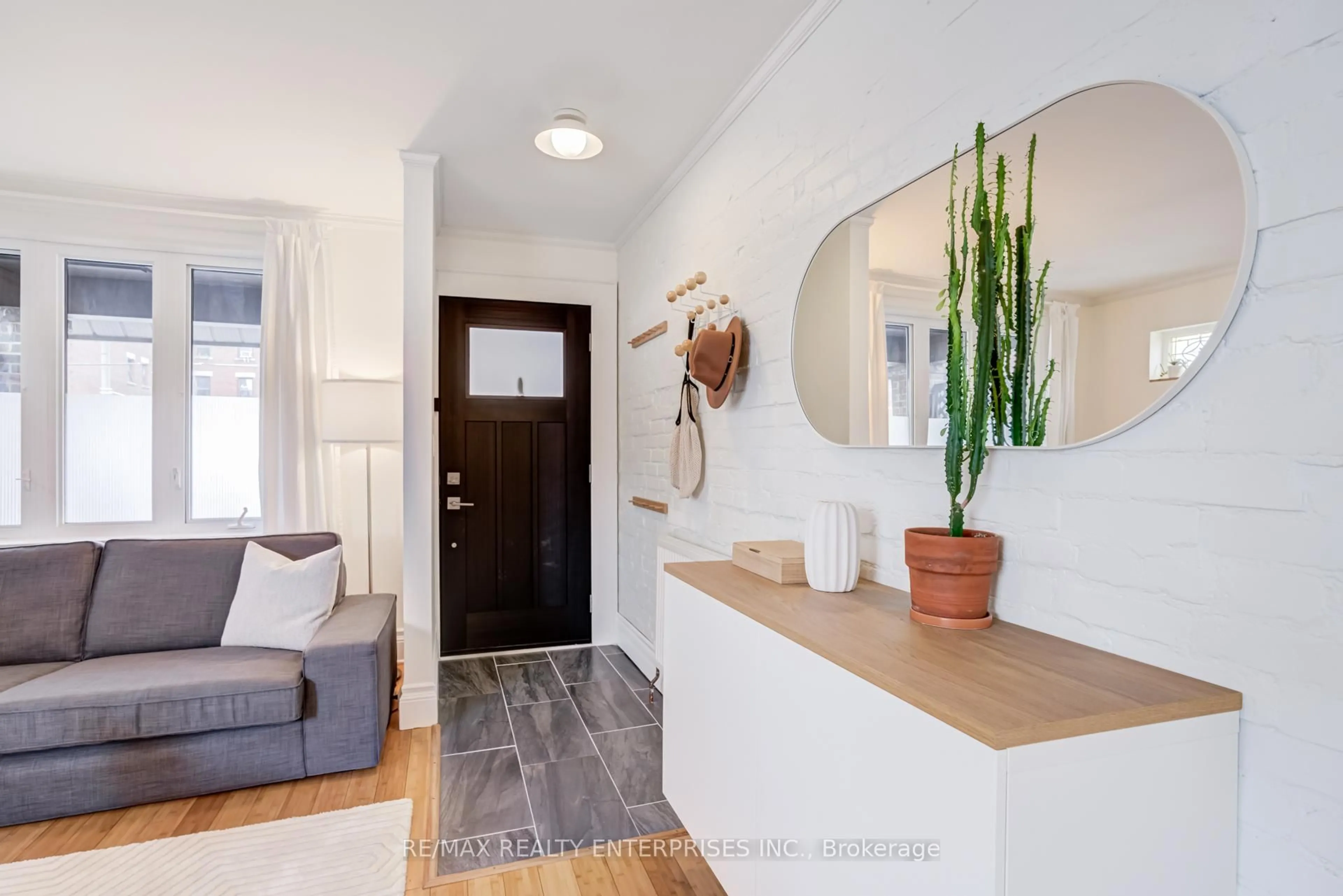 Indoor entryway for 37 Kingston Rd, Toronto Ontario M4L 1S5