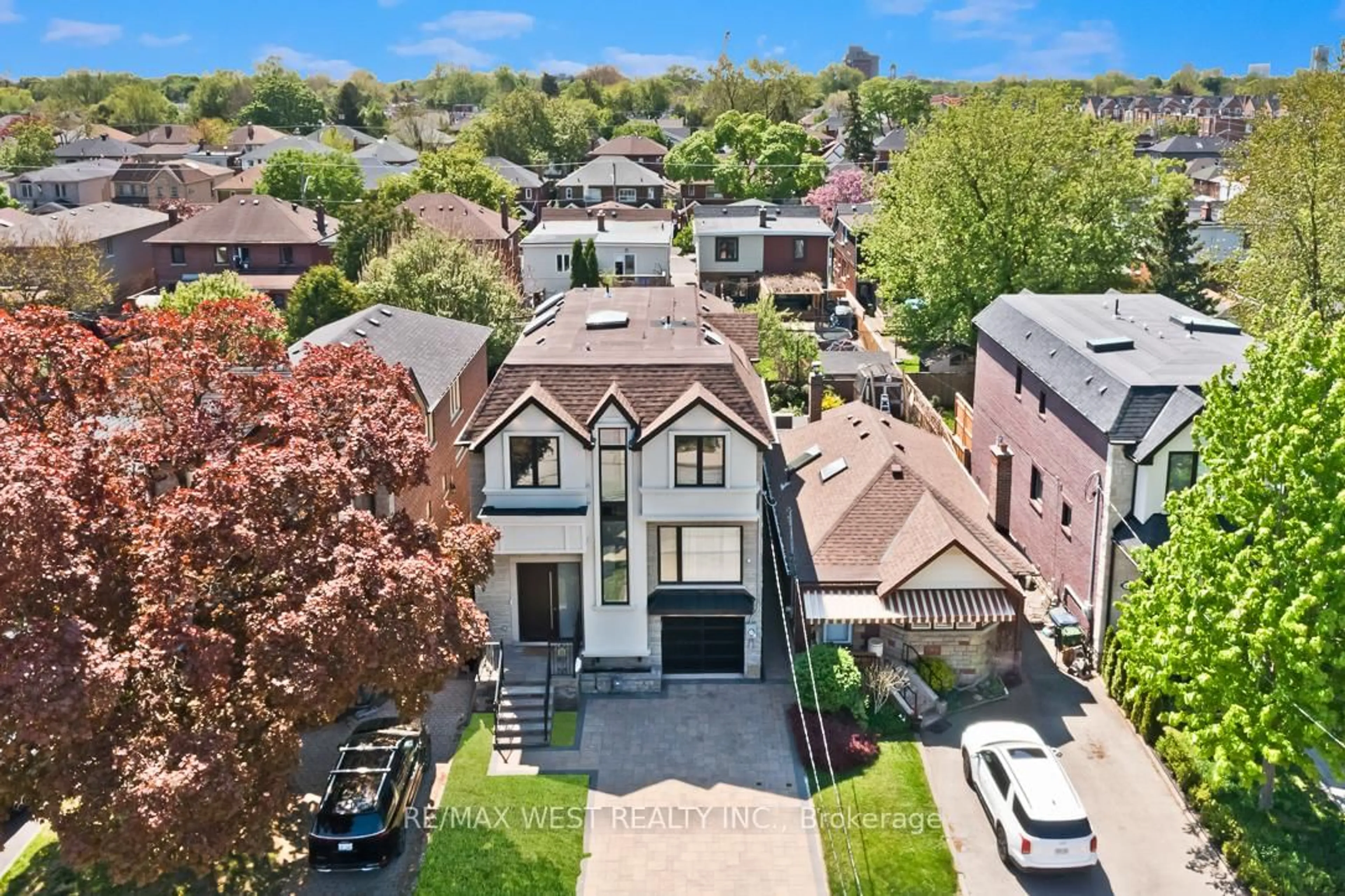 A pic from outside/outdoor area/front of a property/back of a property/a pic from drone, street for 175 Floyd Ave, Toronto Ontario M4J 2H9