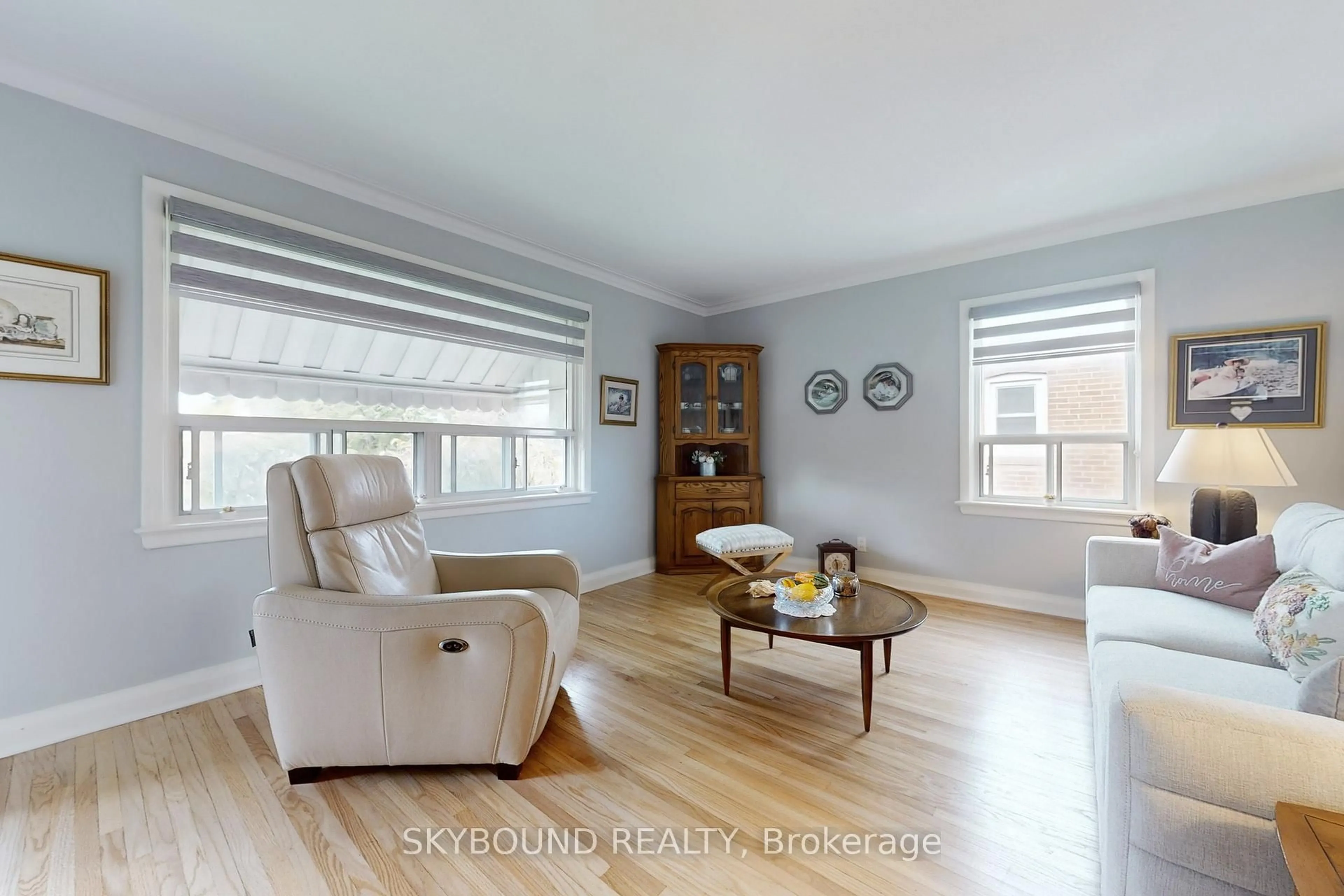 Living room with furniture, unknown for 139 Tower Dr, Toronto Ontario M1R 3P6