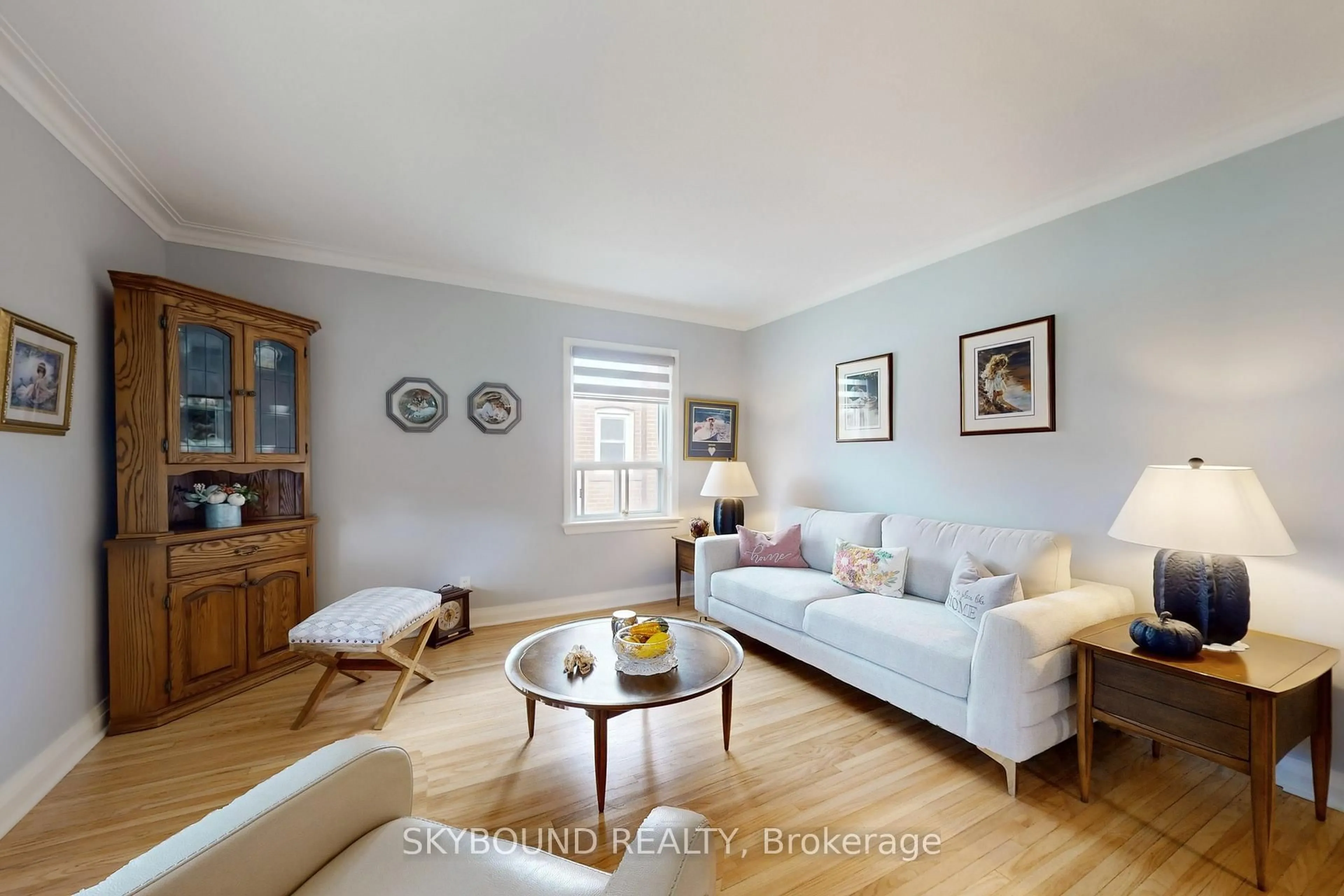 Living room with furniture, wood/laminate floor for 139 Tower Dr, Toronto Ontario M1R 3P6