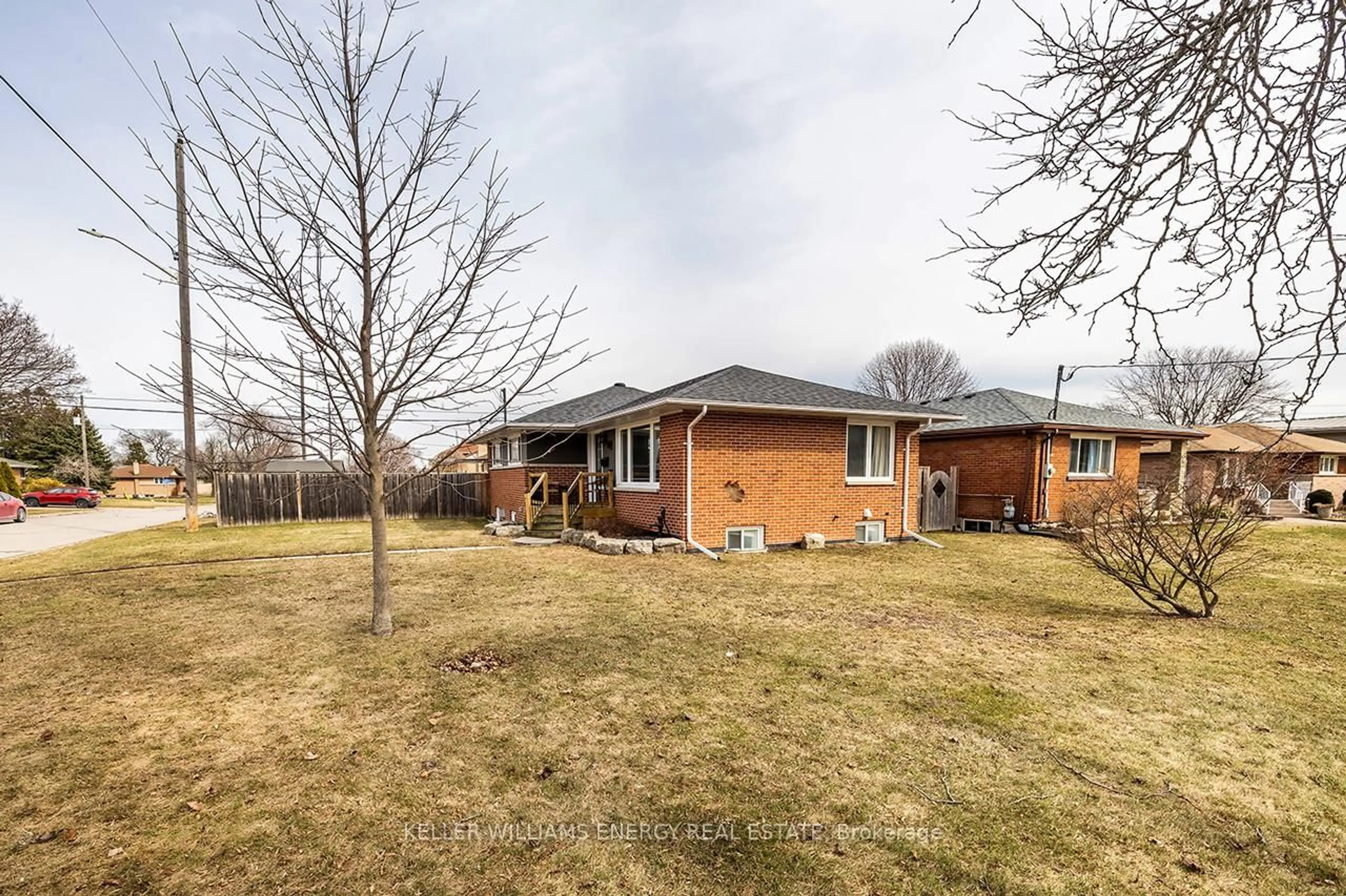 A pic from outside/outdoor area/front of a property/back of a property/a pic from drone, street for 487 Cunningham Ave, Oshawa Ontario L1J 3C1