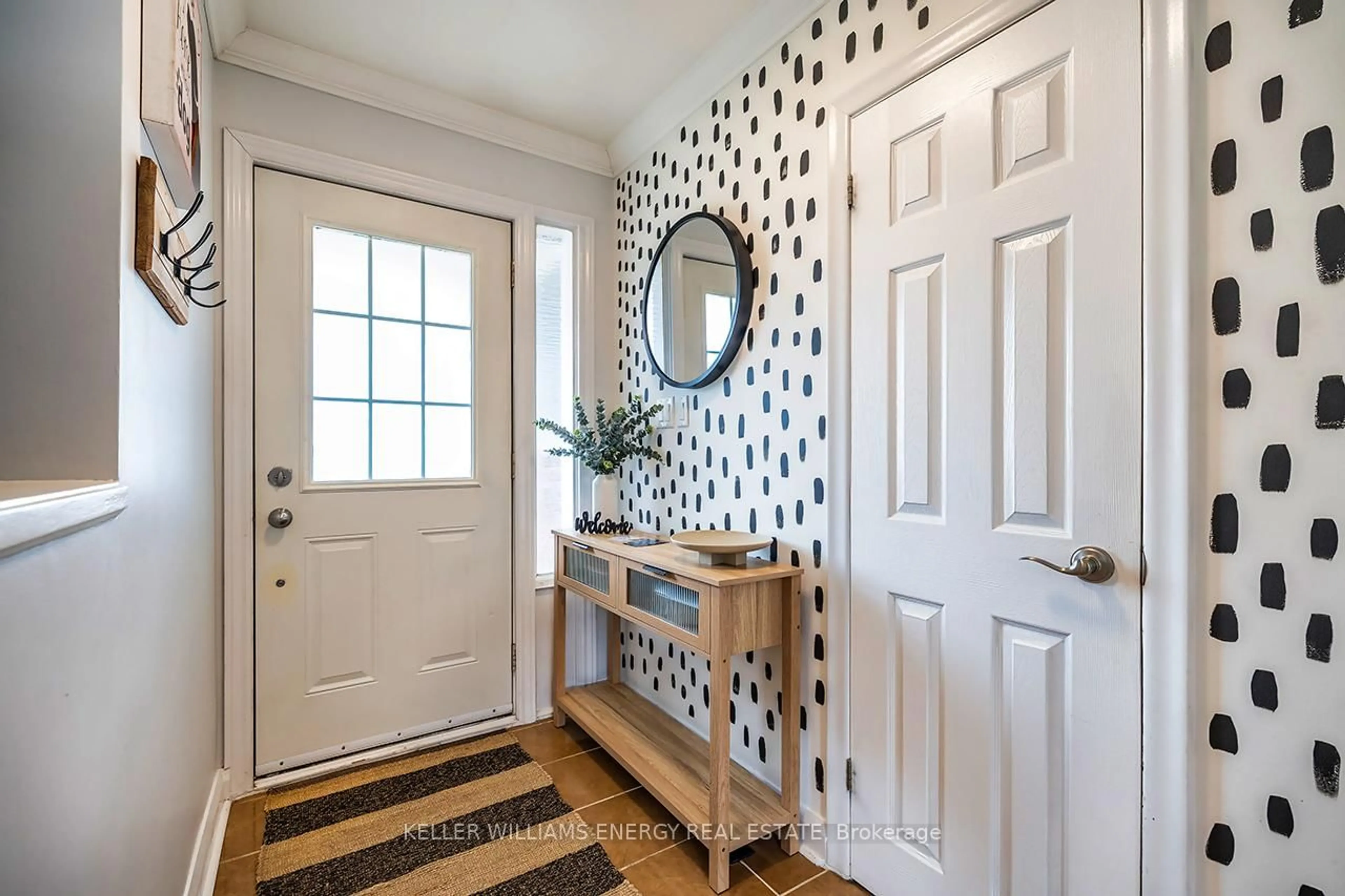 Indoor entryway for 487 Cunningham Ave, Oshawa Ontario L1J 3C1