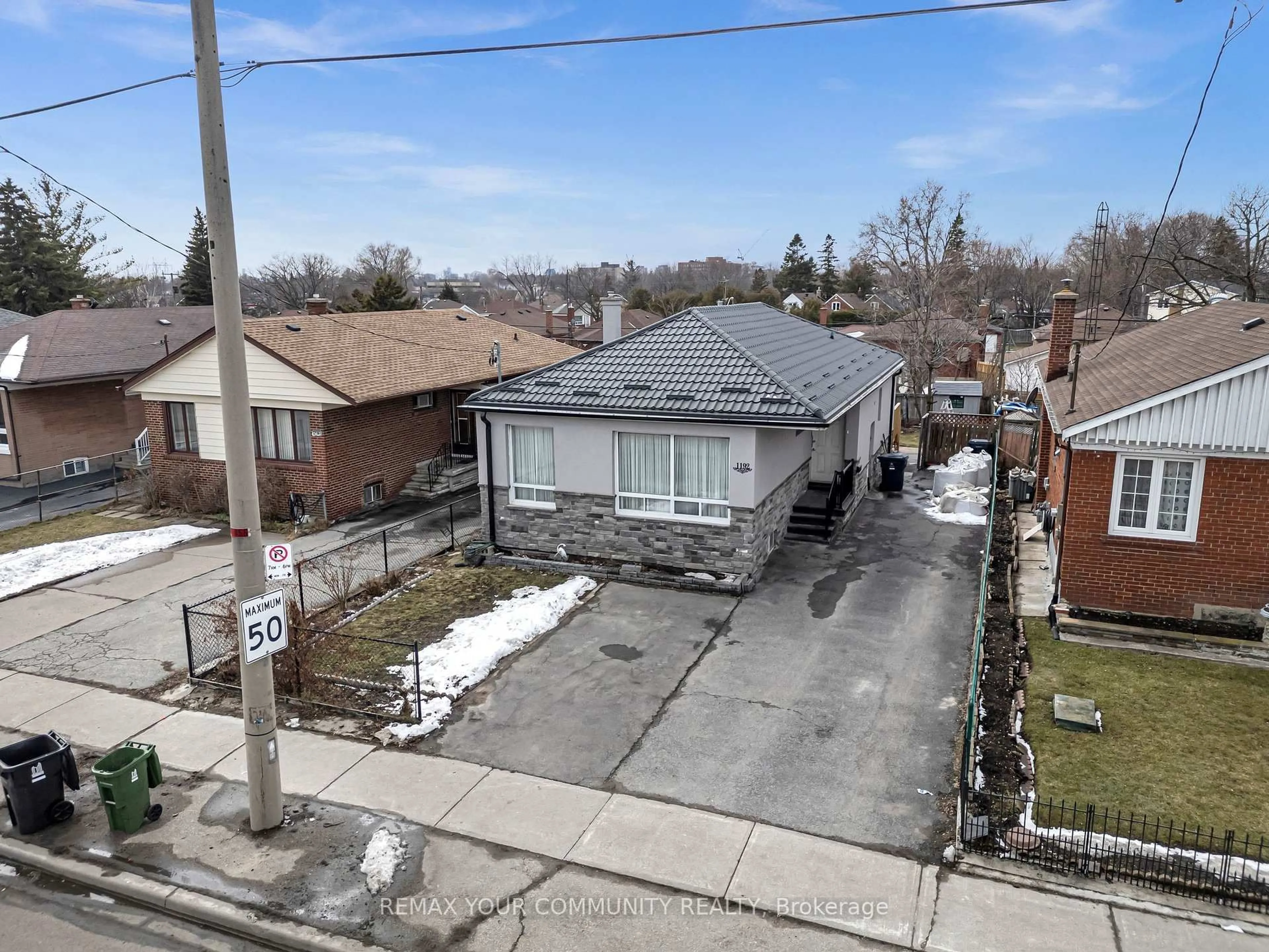 A pic from outside/outdoor area/front of a property/back of a property/a pic from drone, street for 1192 Warden Ave, Toronto Ontario M1R 2R1