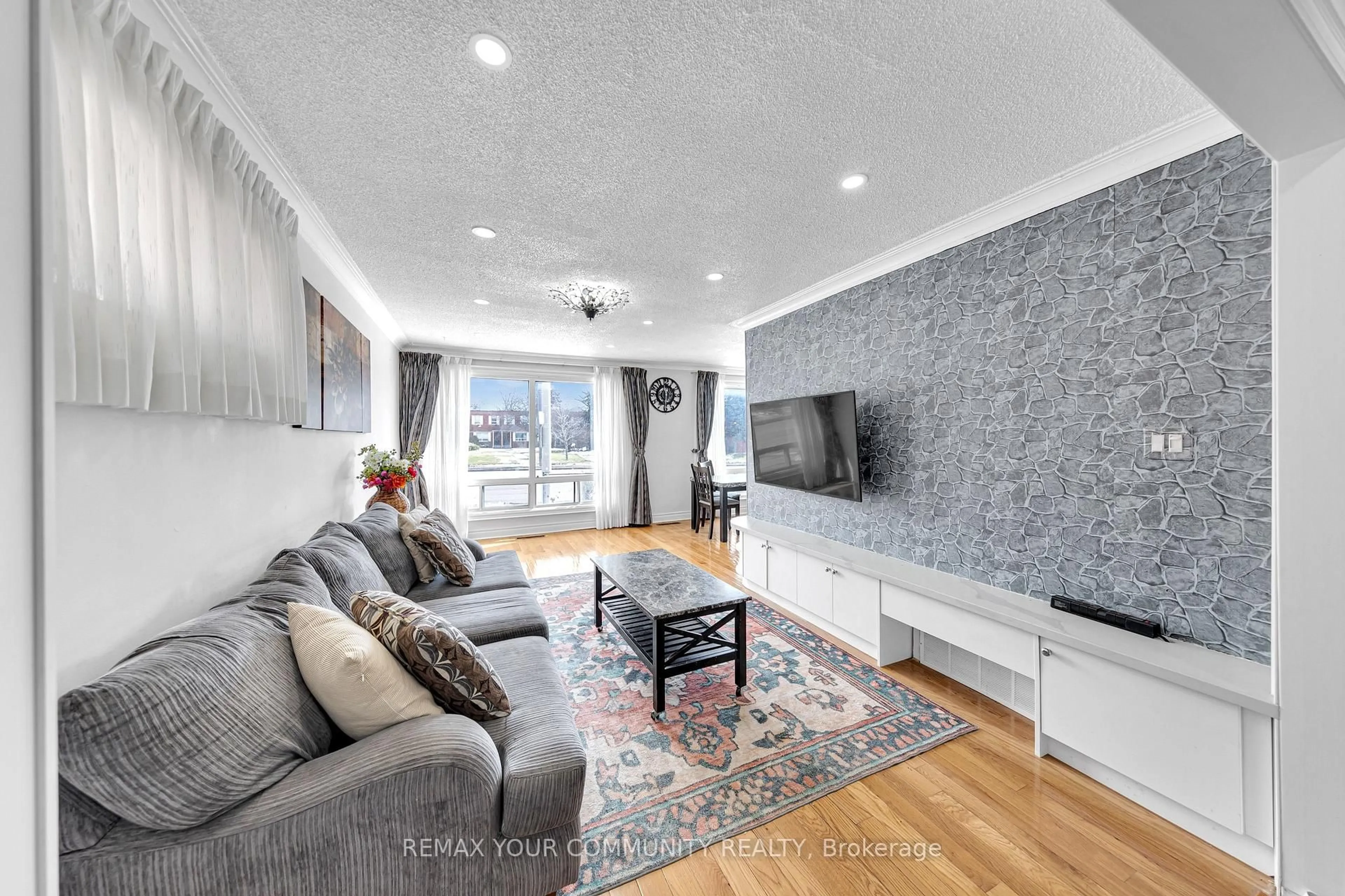 Living room with furniture, wood/laminate floor for 1192 Warden Ave, Toronto Ontario M1R 2R1
