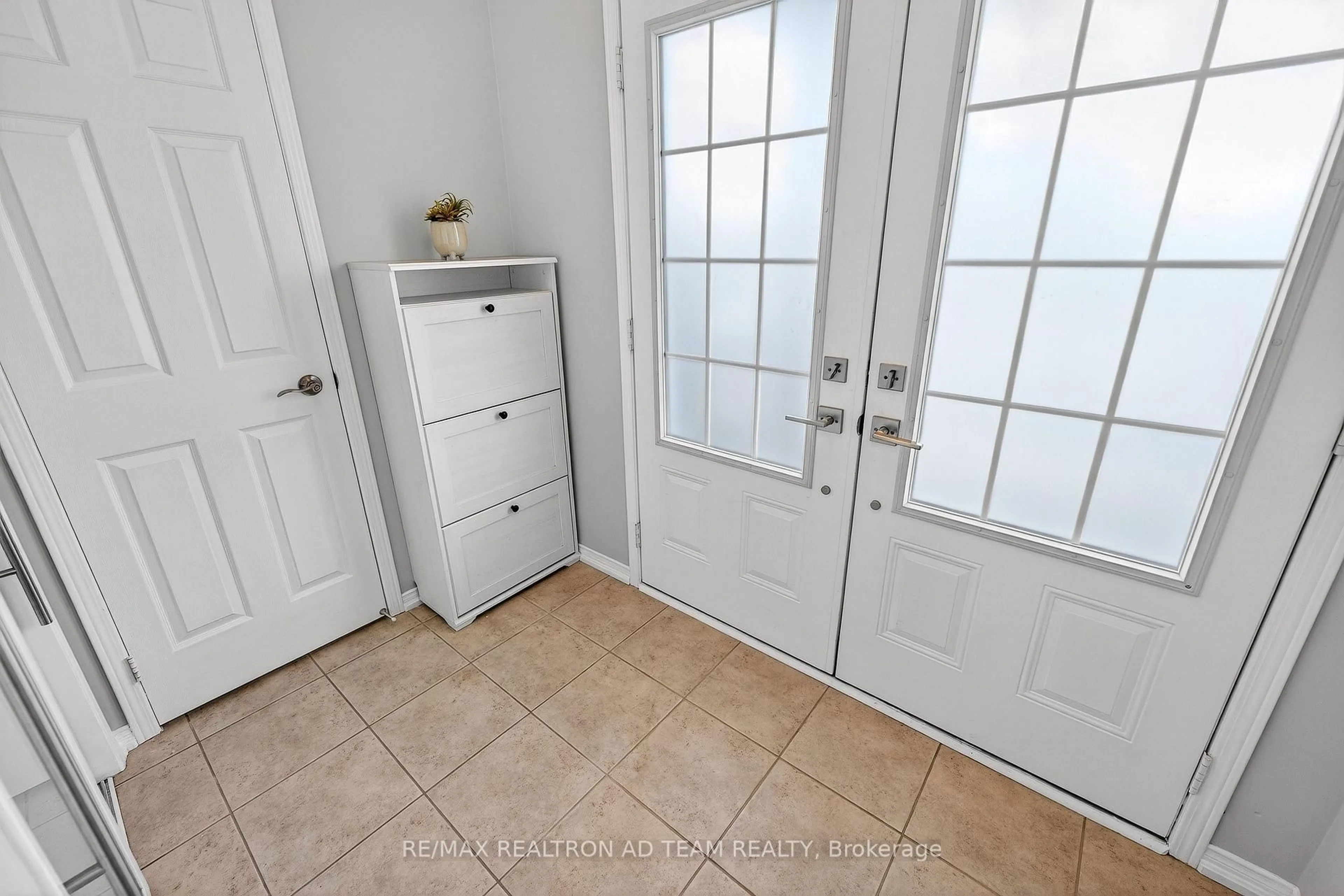 Indoor entryway for 43 Formosa Ave, Ajax Ontario L1Z 0N1