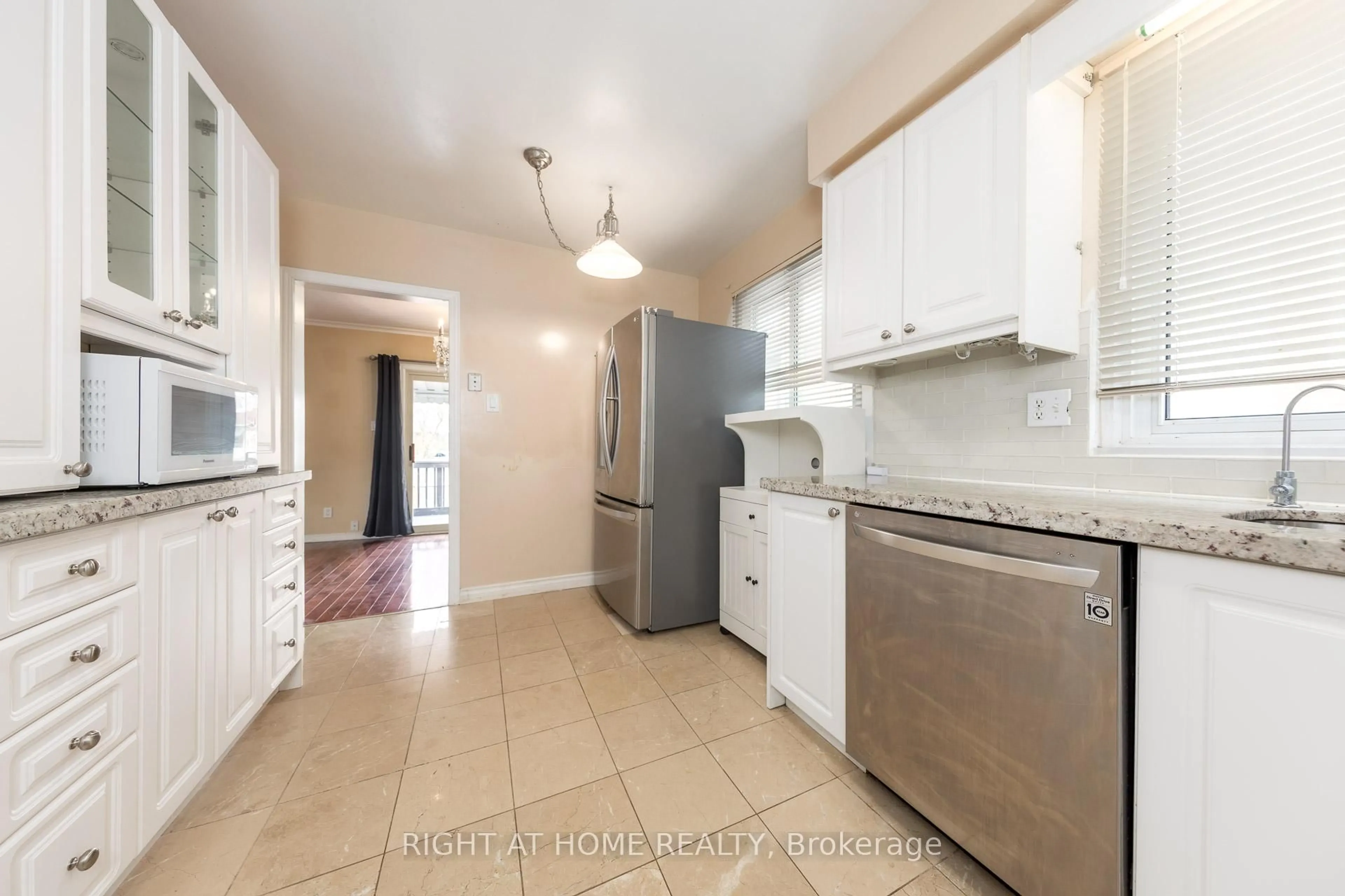 Standard kitchen, ceramic/tile floor for 35 Hathway Dr, Toronto Ontario M1P 4L6