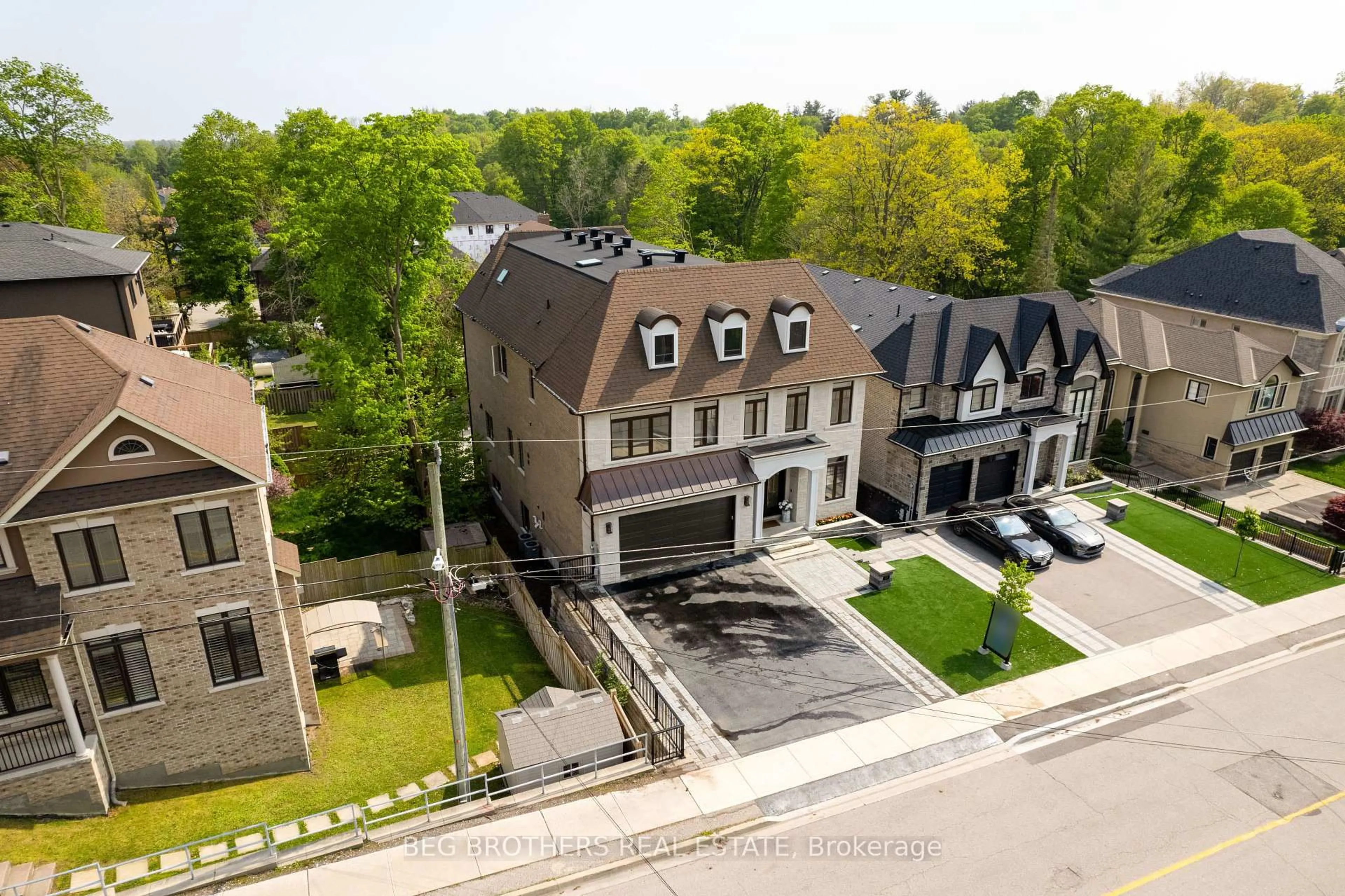 A pic from outside/outdoor area/front of a property/back of a property/a pic from drone, street for 415 Sheppard Ave, Pickering Ontario L1V 1E6