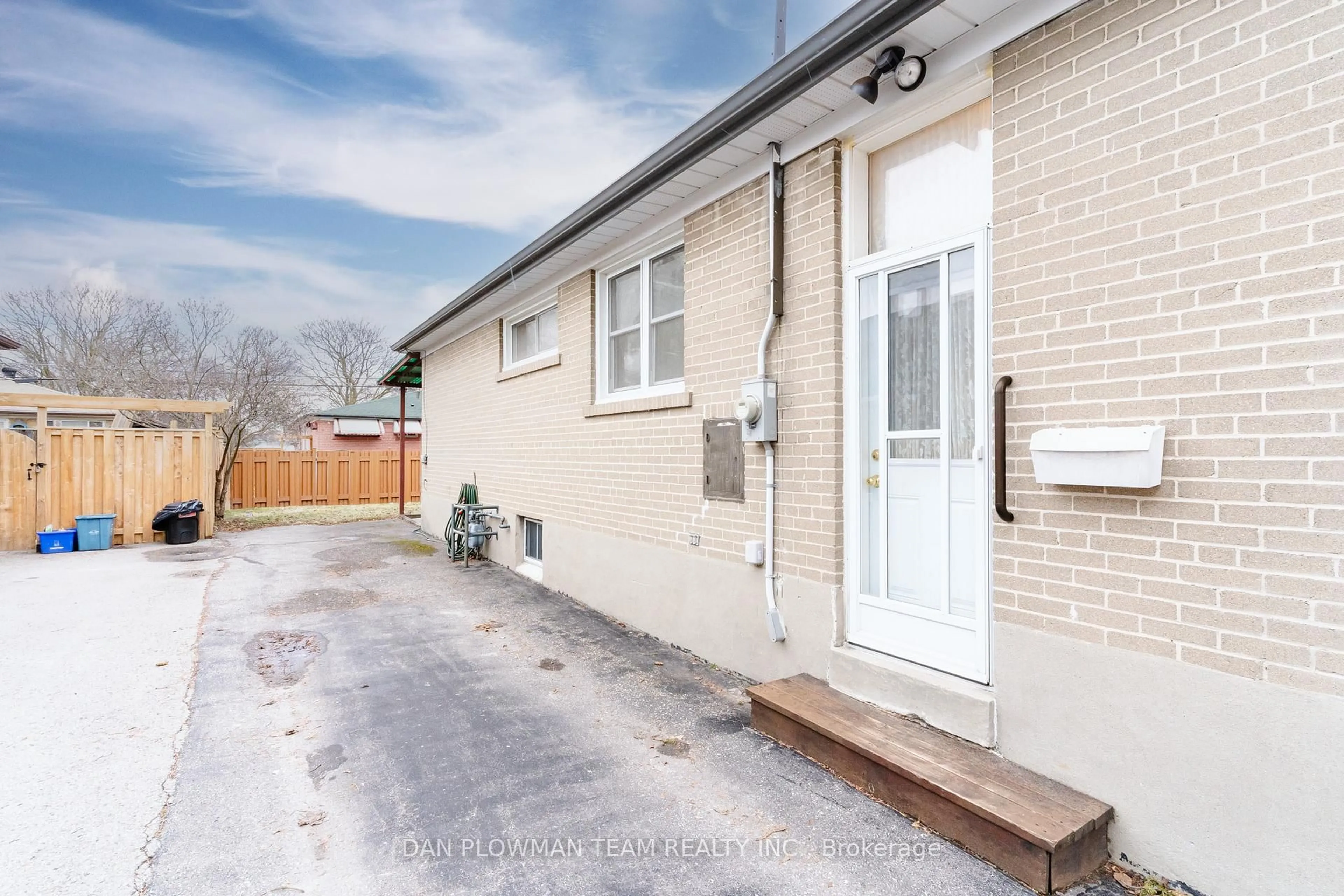 A pic from outside/outdoor area/front of a property/back of a property/a pic from drone, street for 313 Dovedale Dr, Whitby Ontario L1N 1Z8