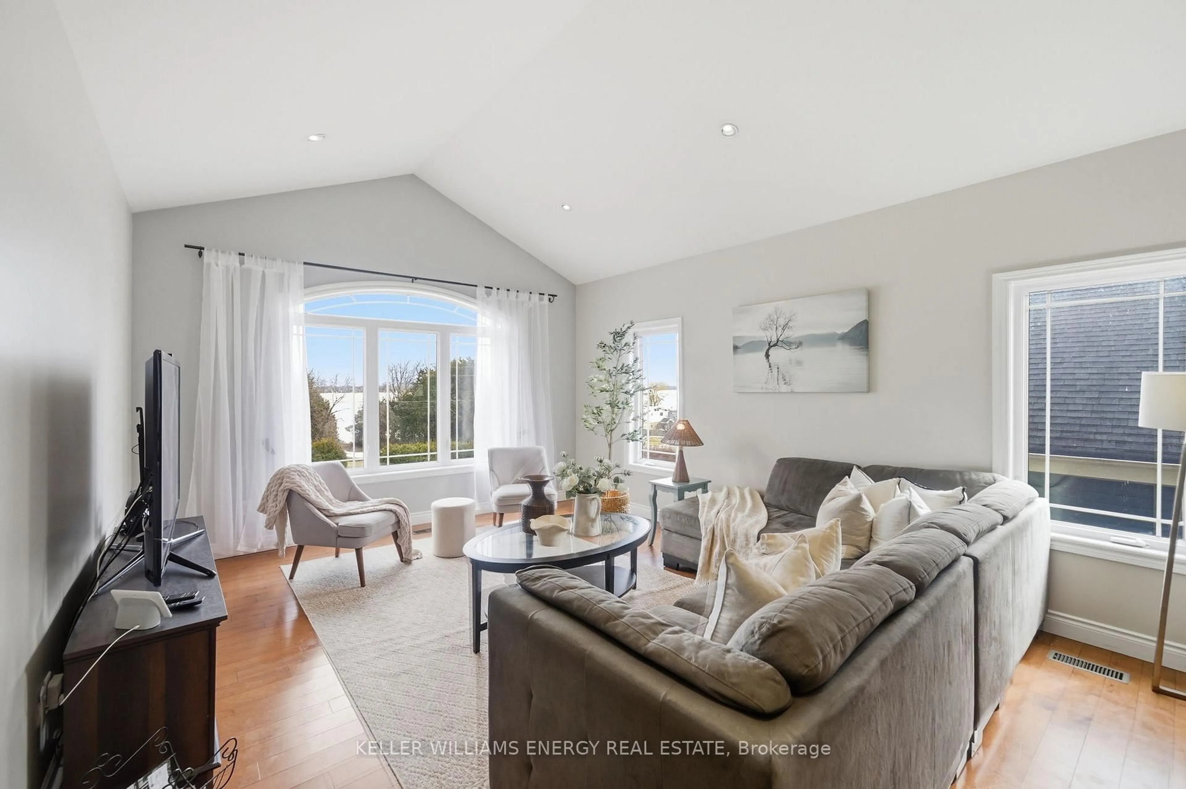 Living room with furniture, unknown for 332 Carnegie Beach Rd, Scugog Ontario L9L 1B6