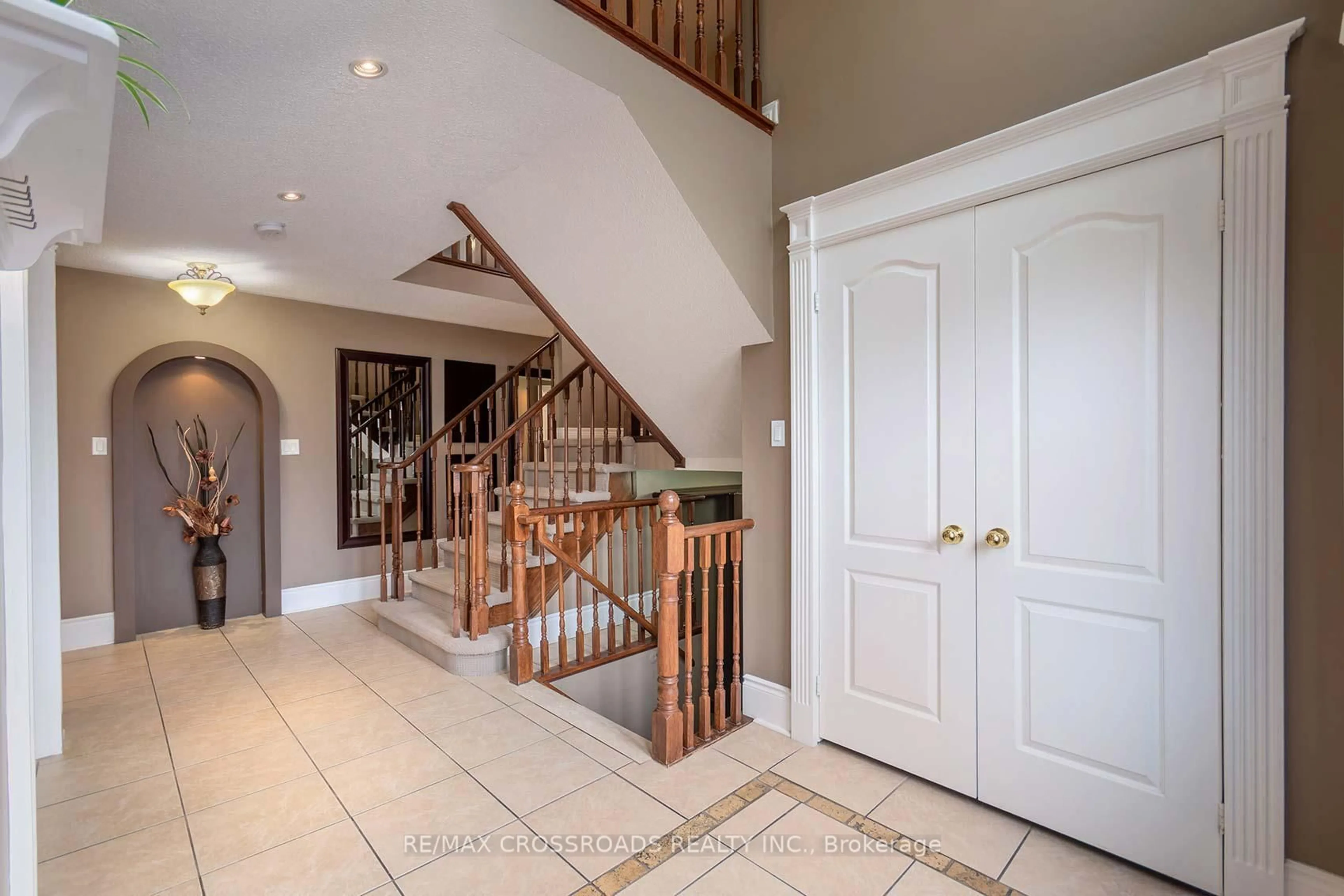 Indoor foyer for 1703 Rockwood Dr, Pickering Ontario L1V 6R3