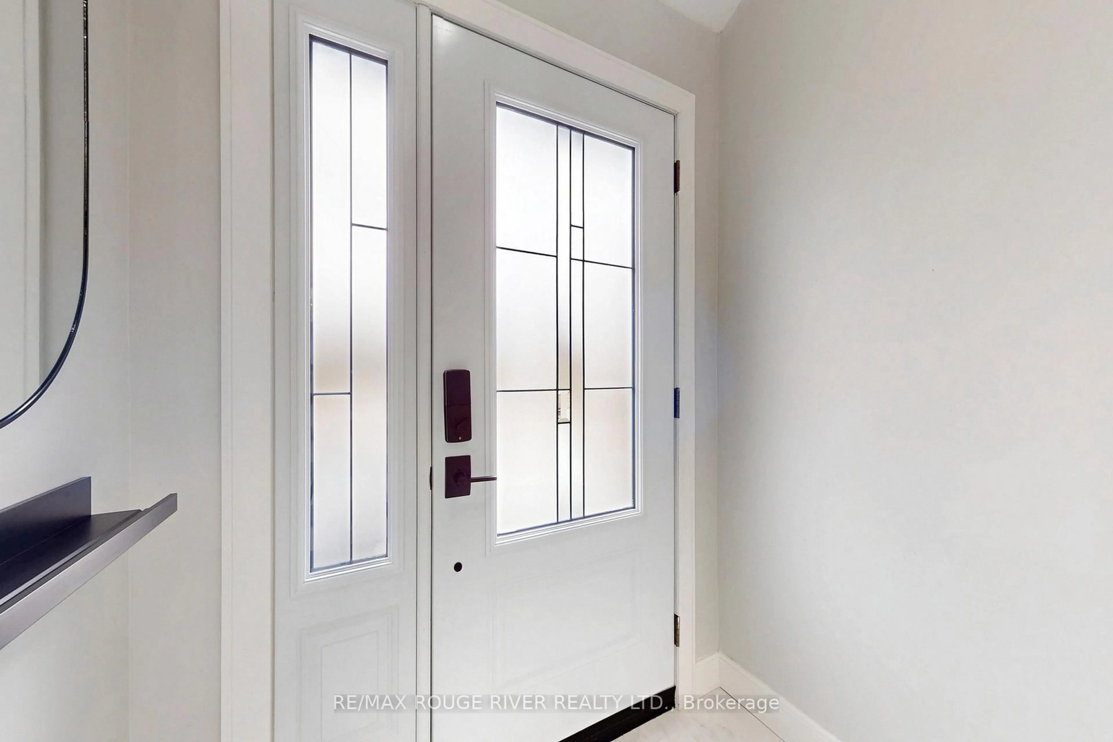 Indoor entryway for 247 Beaver St, Clarington Ontario L1B 1J3