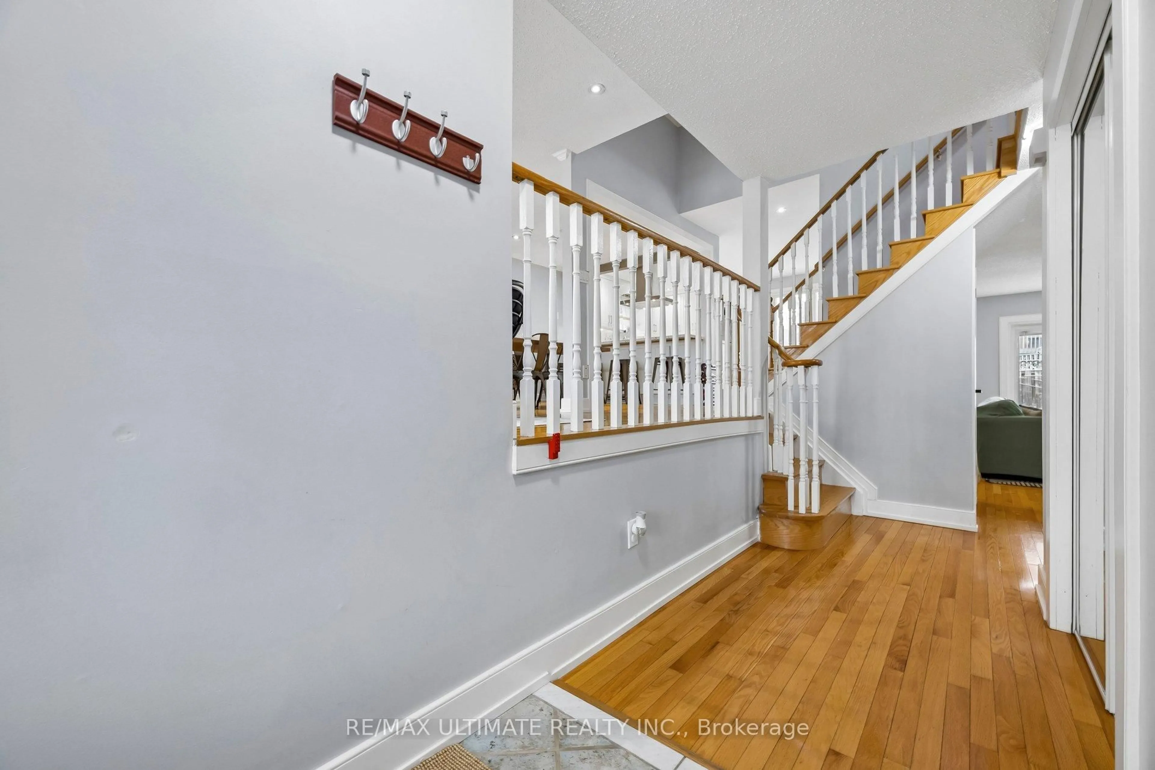 Indoor foyer for 864 Copperfield Dr, Oshawa Ontario L1K 1P5