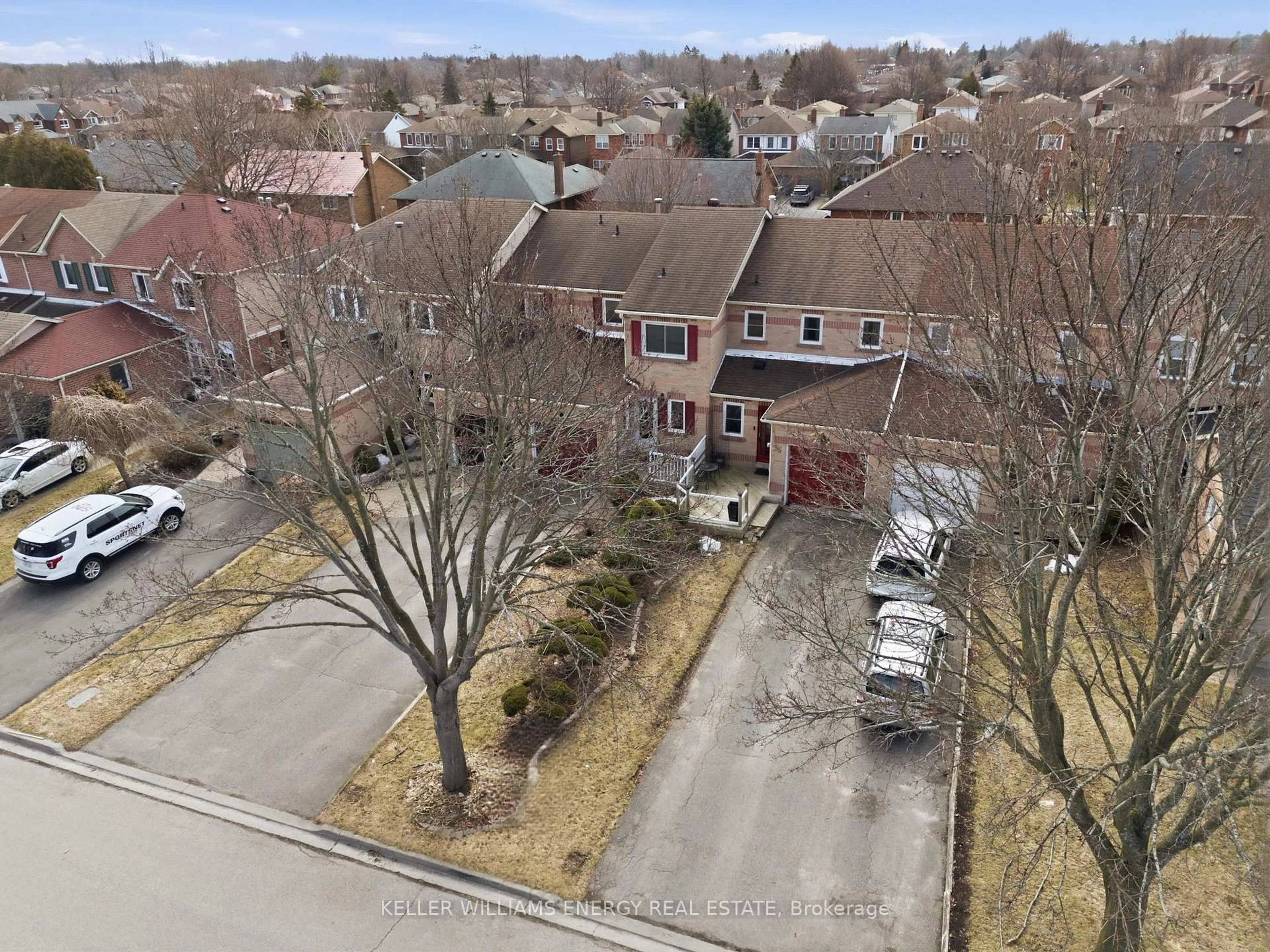 A pic from outside/outdoor area/front of a property/back of a property/a pic from drone, street for 35 Gates Cres, Ajax Ontario L1S 7E6
