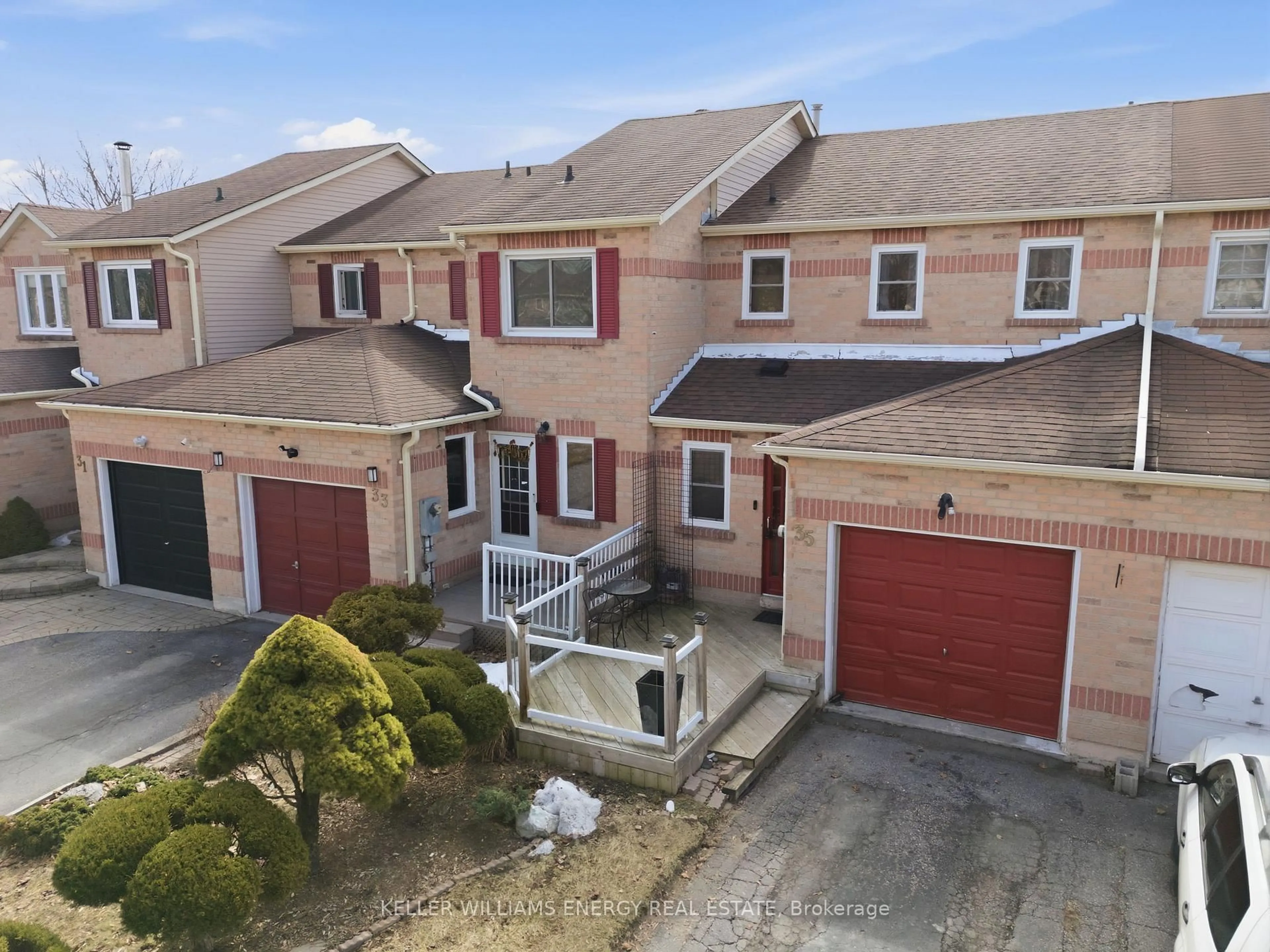 A pic from outside/outdoor area/front of a property/back of a property/a pic from drone, street for 35 Gates Cres, Ajax Ontario L1S 7E6