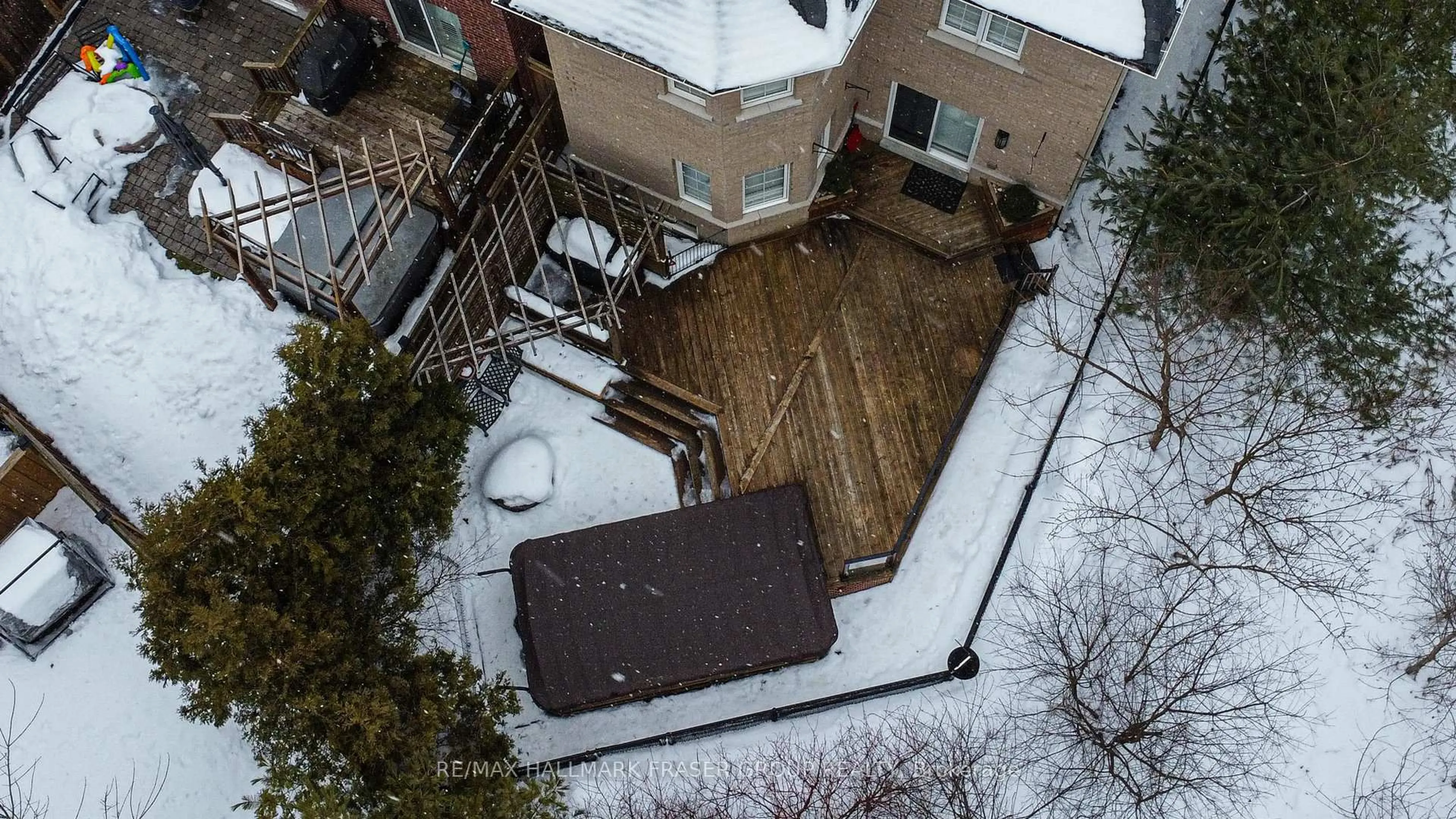 A pic from outside/outdoor area/front of a property/back of a property/a pic from drone, city buildings view from balcony for 1562 Brandy Crt, Pickering Ontario L1X 0C8