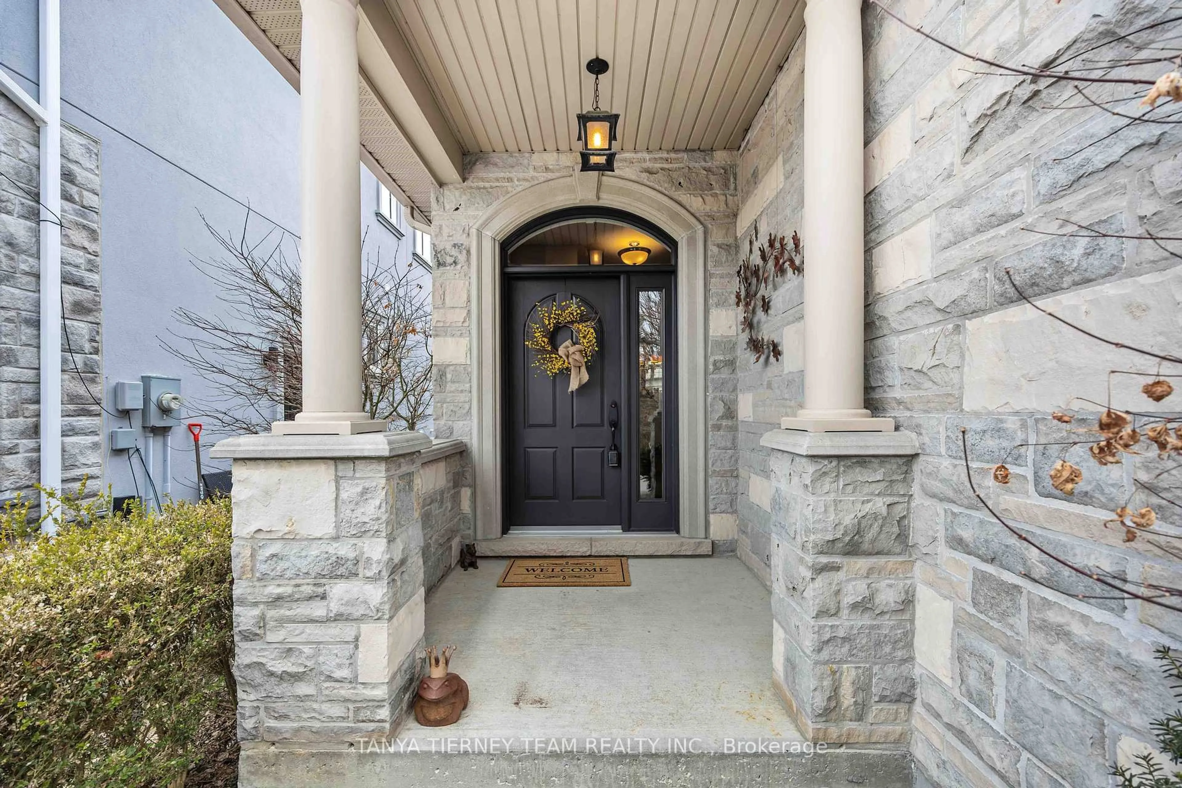 Indoor entryway for 5 Centre St, Whitby Ontario L1M 1C1