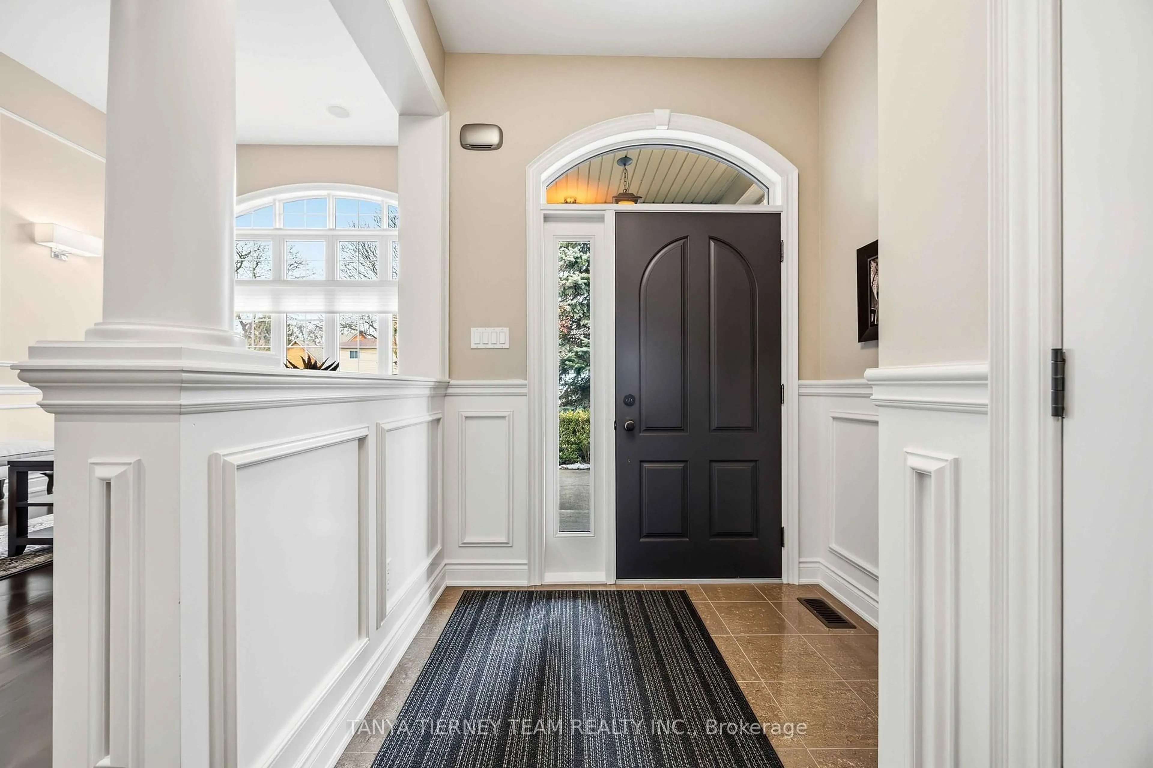 Indoor entryway for 5 Centre St, Whitby Ontario L1M 1C1