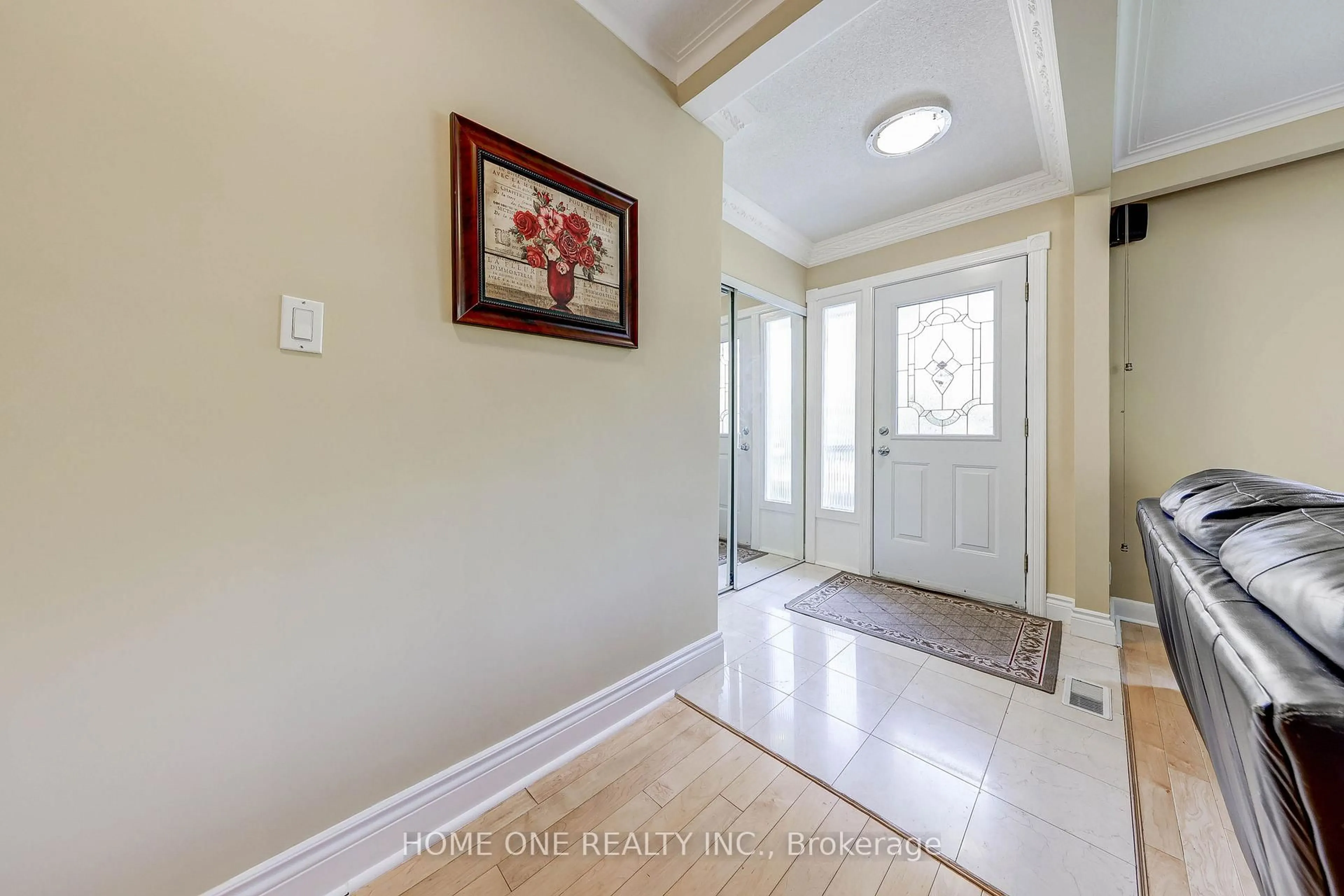 Indoor entryway for 12 Lauralynn Cres, Toronto Ontario M1S 2H4