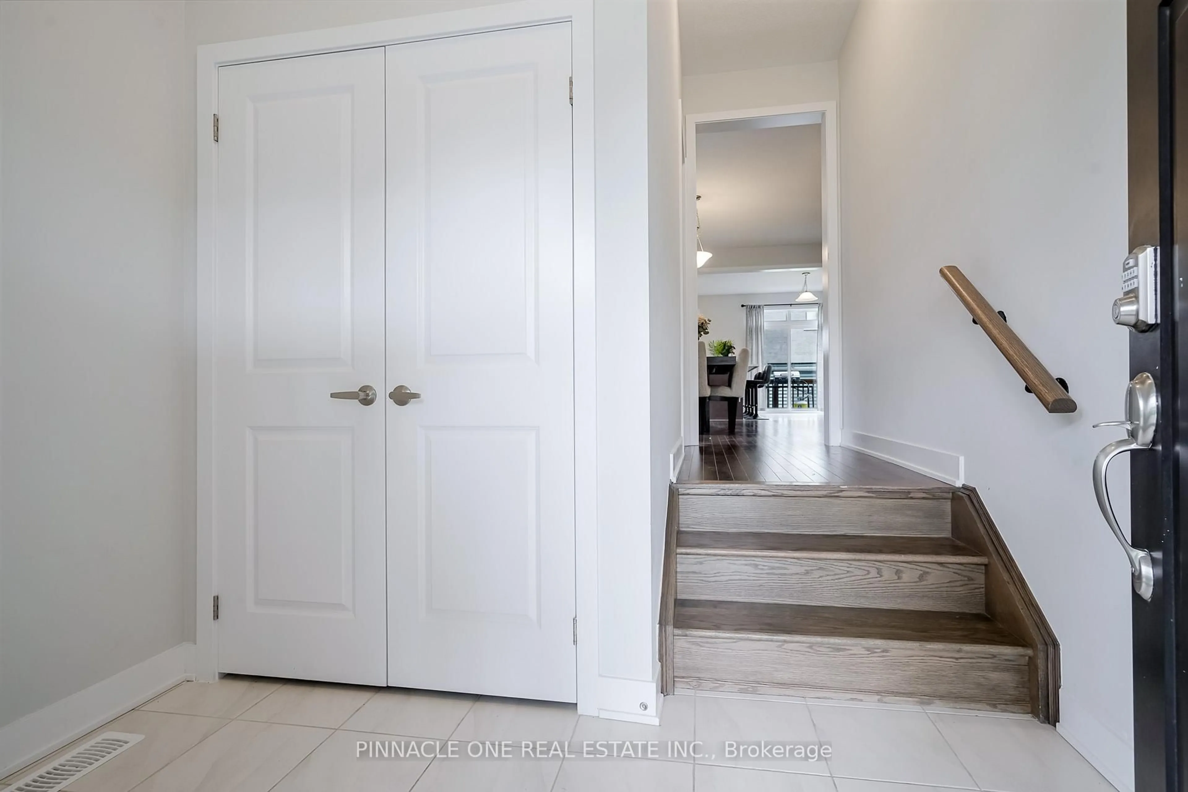 Indoor entryway for 1057 Suddard Ave, Oshawa Ontario L1L 0V5