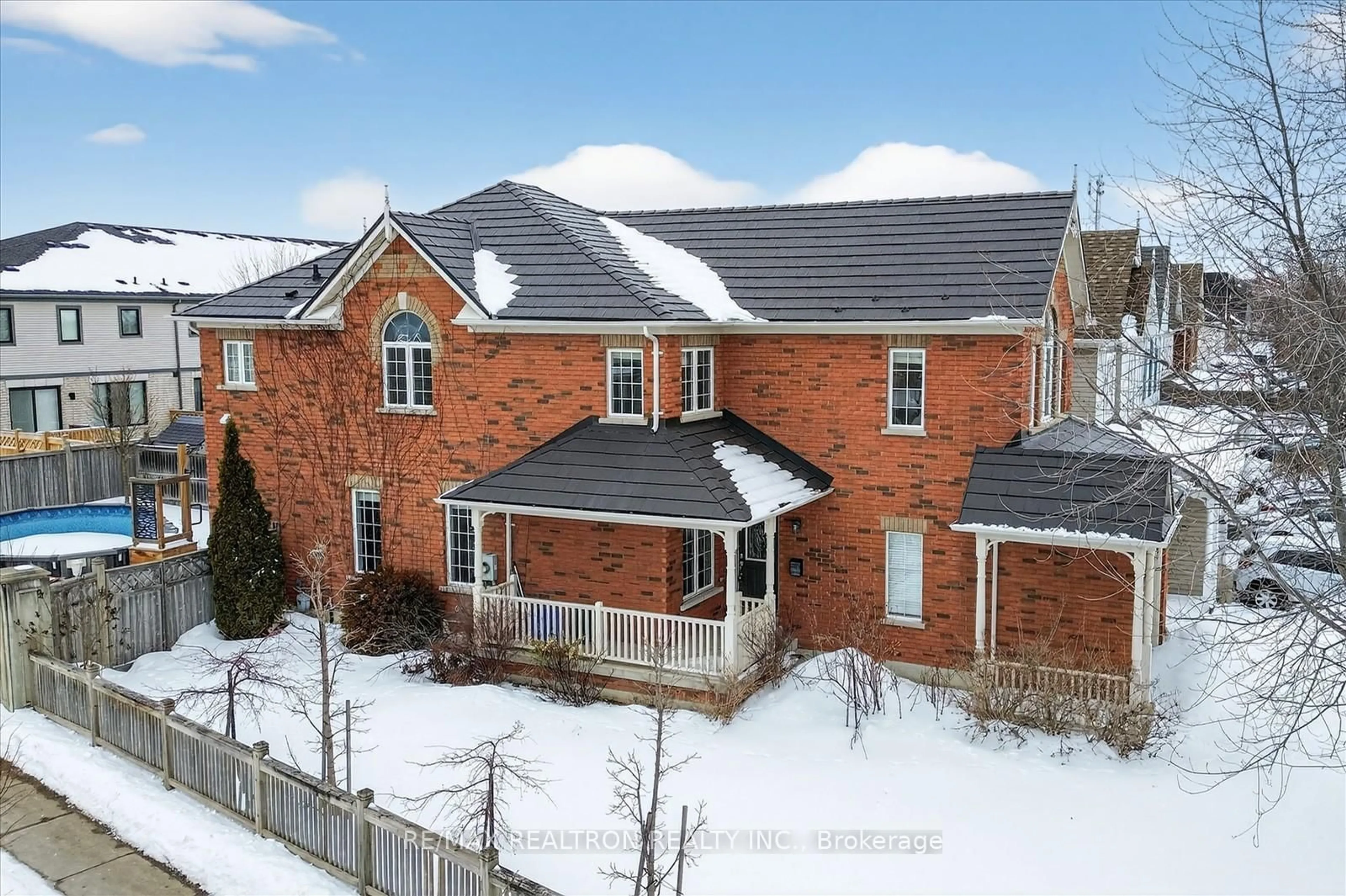 A pic from outside/outdoor area/front of a property/back of a property/a pic from drone, street for 94 Bayberry Crt, Whitby Ontario L1M 2L1