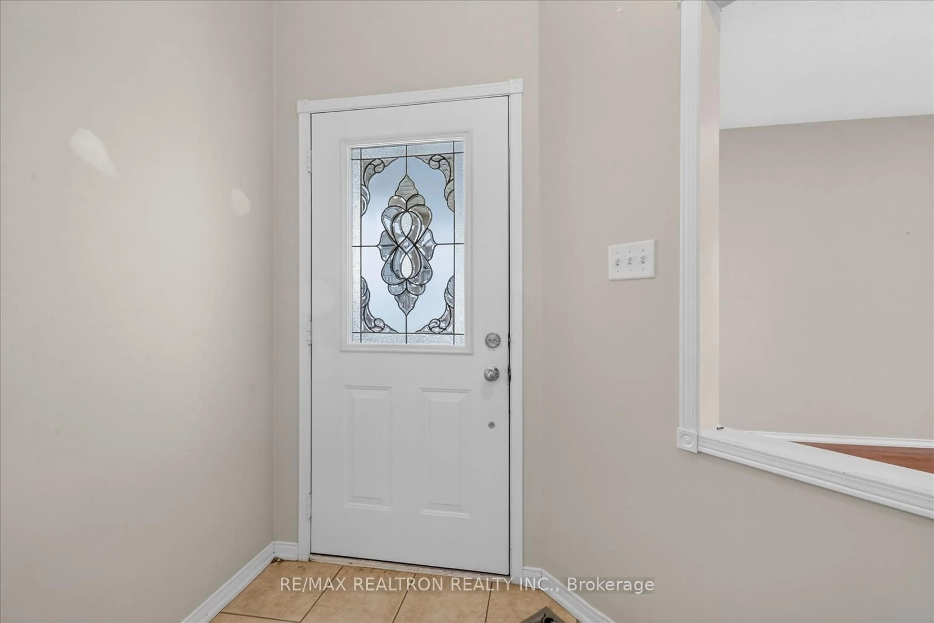 Indoor entryway for 94 Bayberry Crt, Whitby Ontario L1M 2L1