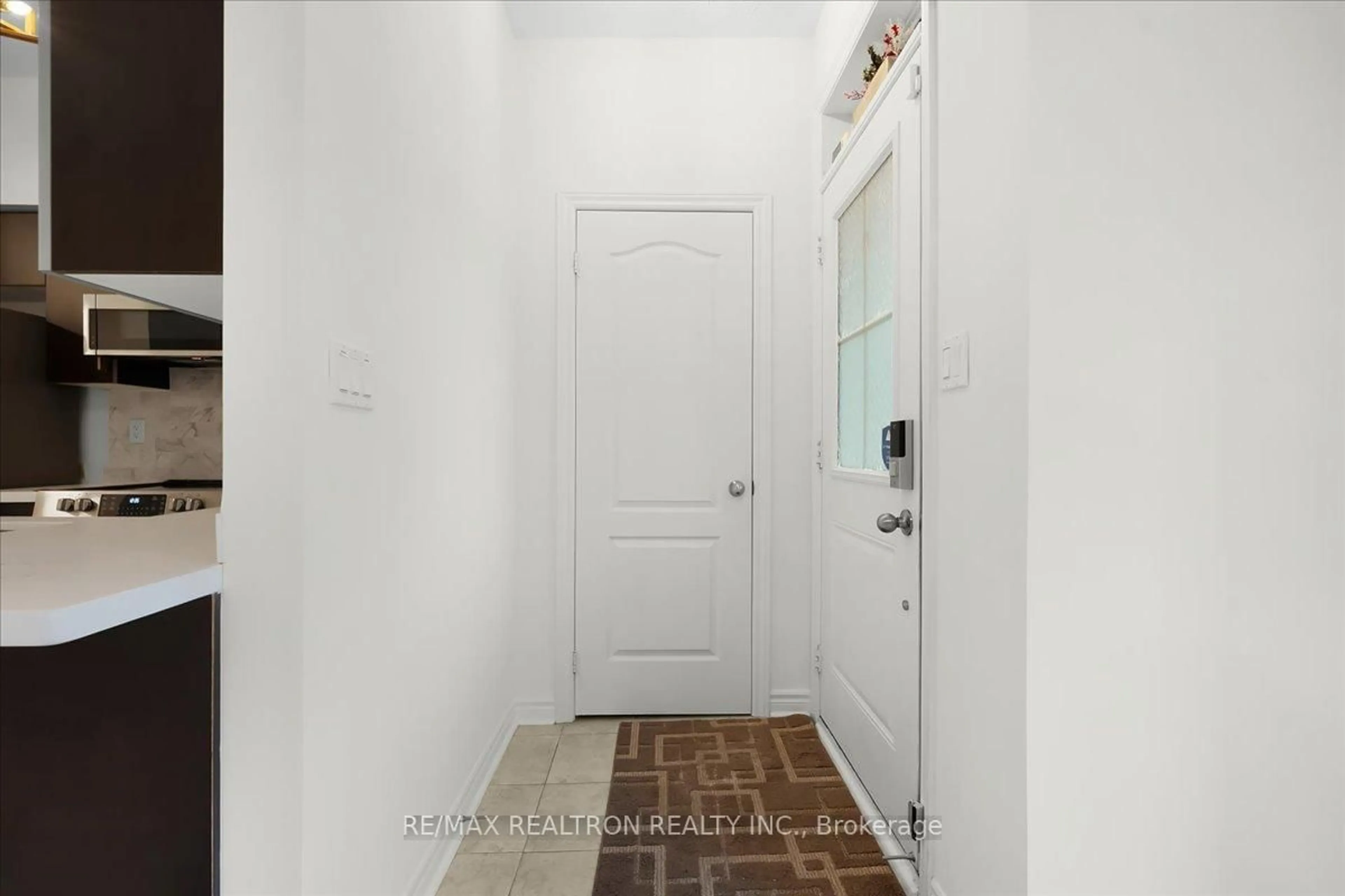 Indoor entryway for 8 Eaton Park Lane #17, Toronto Ontario M1W 0A5