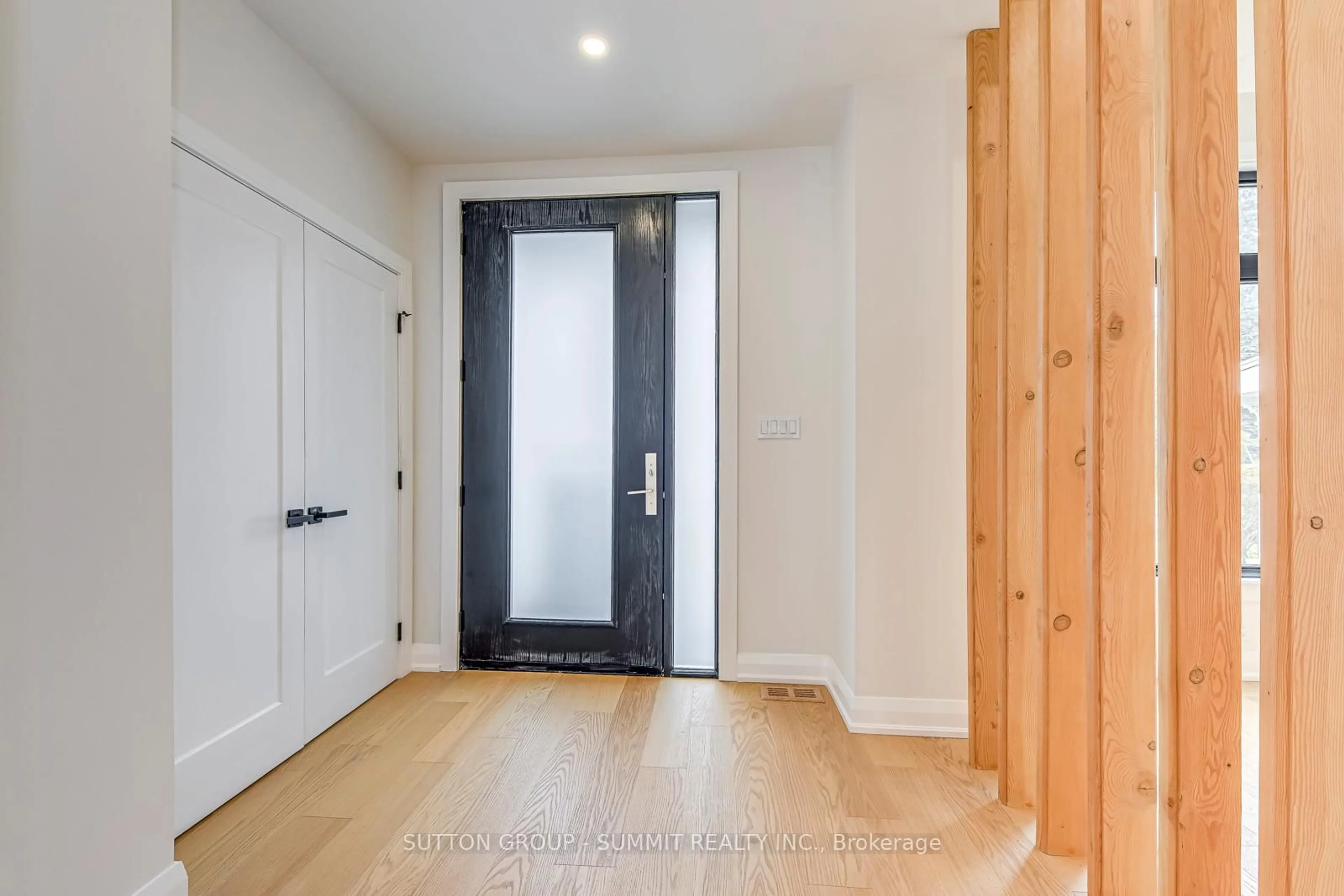 Indoor entryway for 103 Kalmar Ave, Toronto Ontario M1N 3G5